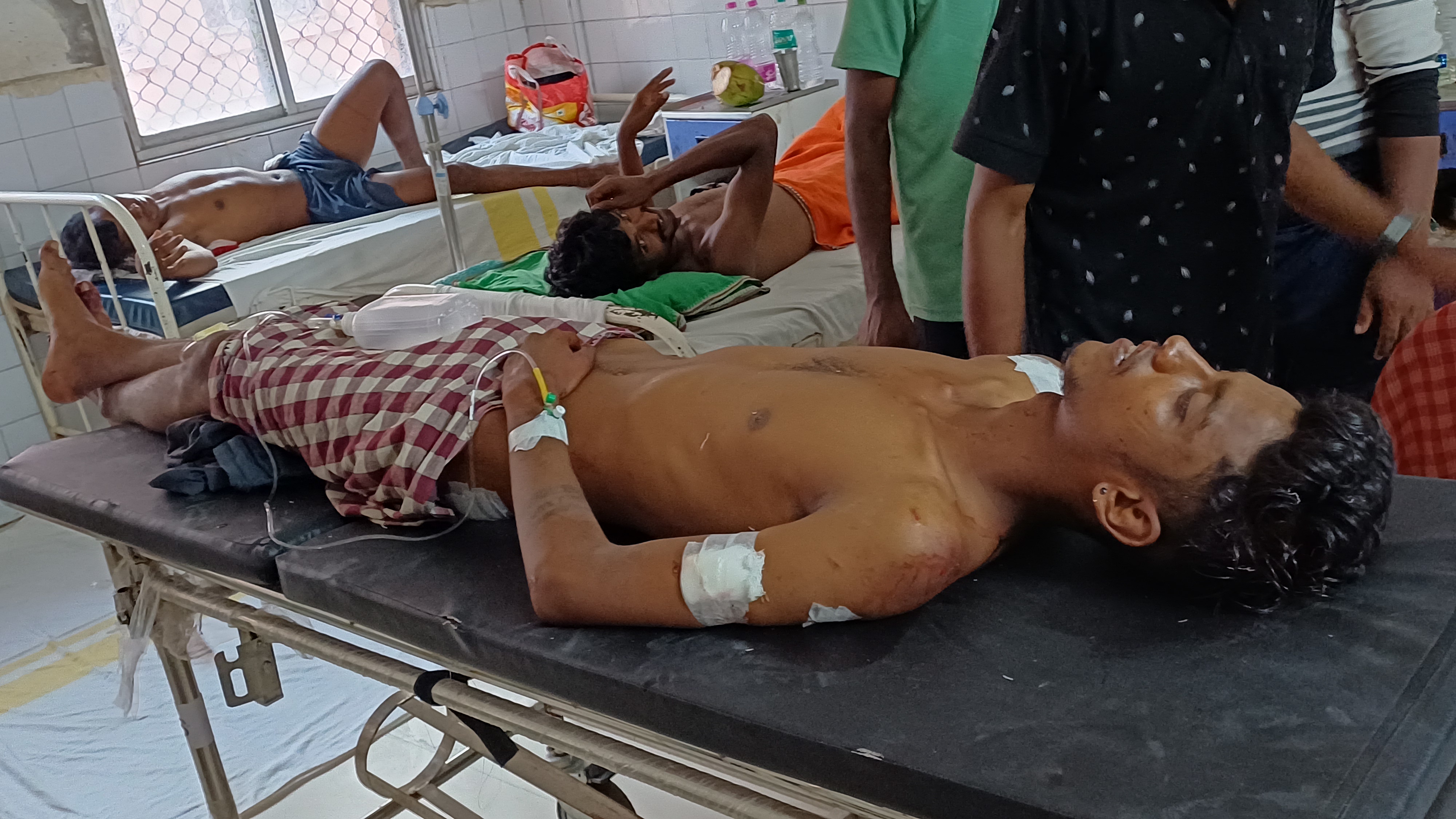   ସହରରେ ଆଇନ ଶୃଙ୍ଖଳା ପରିସ୍ଥିତି ଅଣାୟତ୍ତ ହୋଇଛି l ବସଷ୍ଟାଣ୍ଡ ପରିସରରେ ସଂଘବଦ୍ଧ ଭାବେ ଆକ୍ରମଣ 