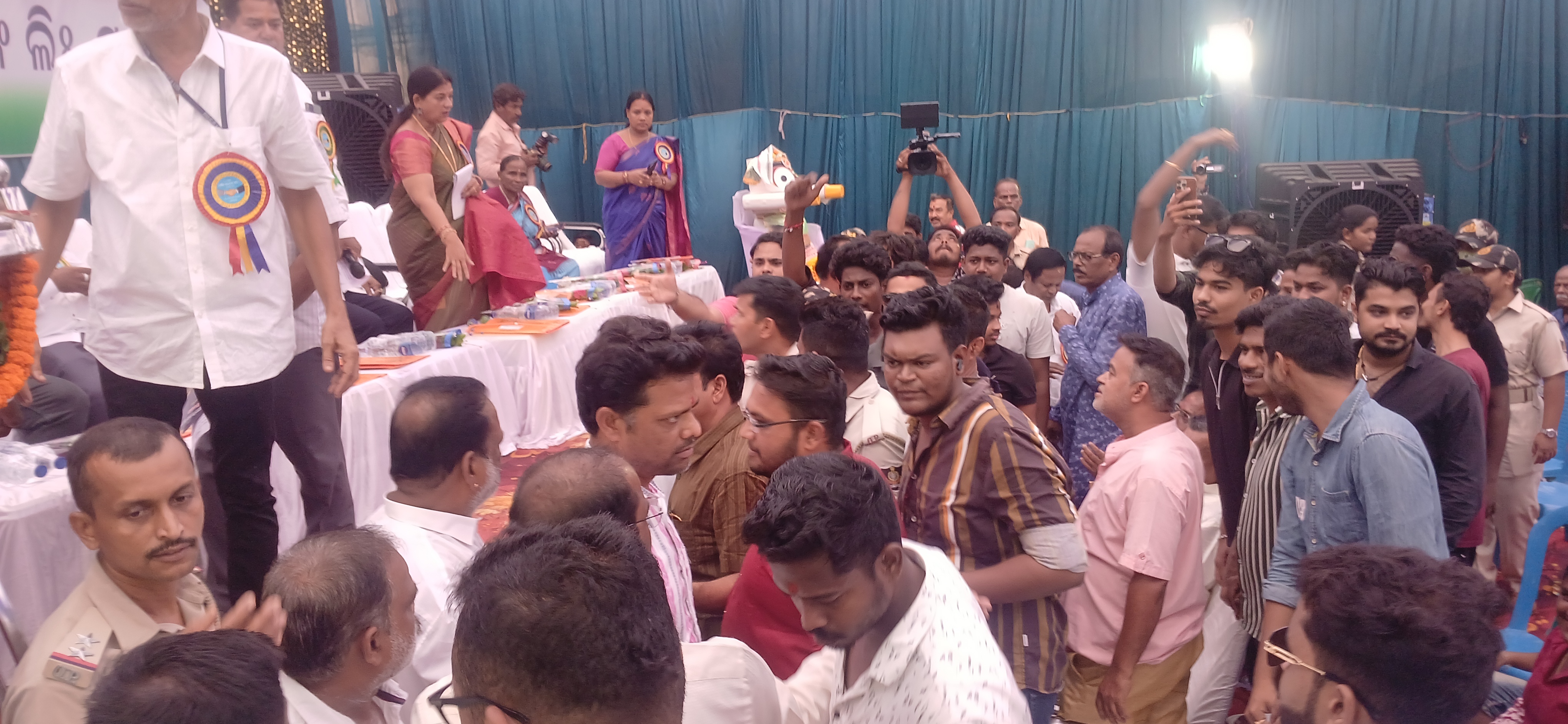 ସାଧାରଣ ସଭା ବର୍ଜନ କଲେ ନିର୍ଦେଶକ 