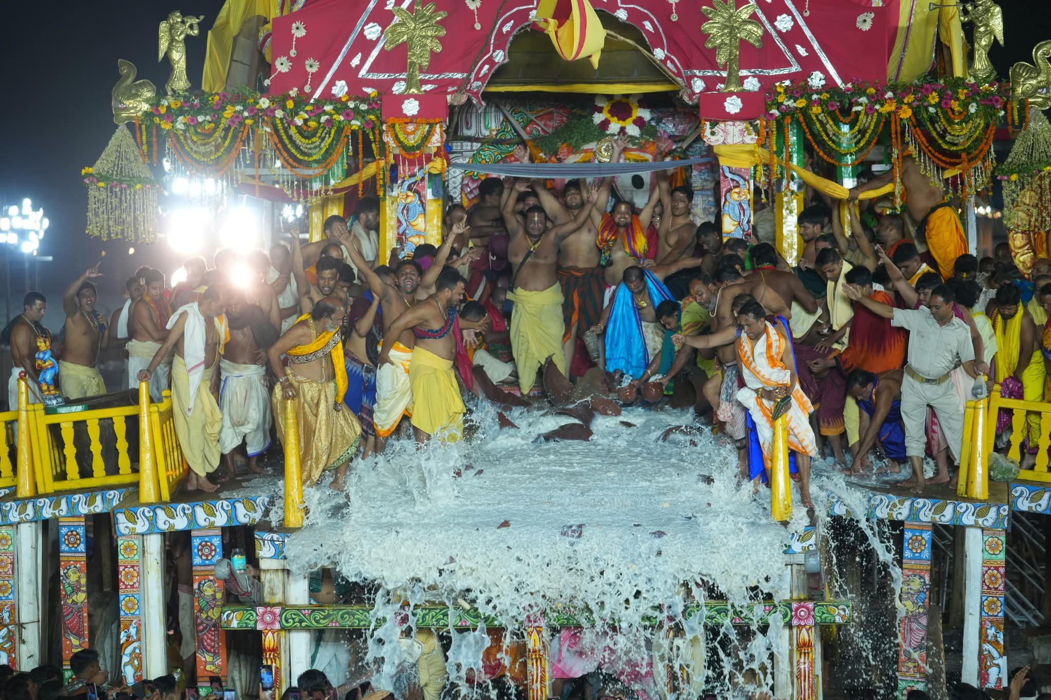 ଶେଷ ହେଲା ଶ୍ରୀବିଗ୍ରହଙ୍କ ଅଧରପଣା ନୀତି । ଅଧରହାଣ୍ଡି ଭଙ୍ଗାଯିବା ପରେ ପଣା ପାଇ ତୃପ୍ତ ହେଲେ ଚଣ୍ଡି ଚାମୁଣ୍ଡା ଓ ଅଶରୀରୀ ।