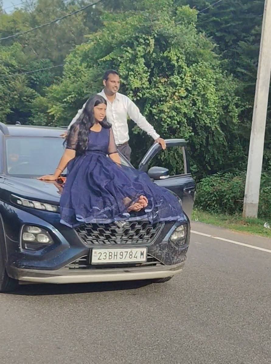 ସୋସିଆଲ ମିଡ଼ିଆରେ ଭିଡ଼ିଓ ଭାଇରାଲ, ରାସ୍ତା ମଝିରେ କାର୍, ଚାଲିଛି ଫଟୋ ସୁଟ୍