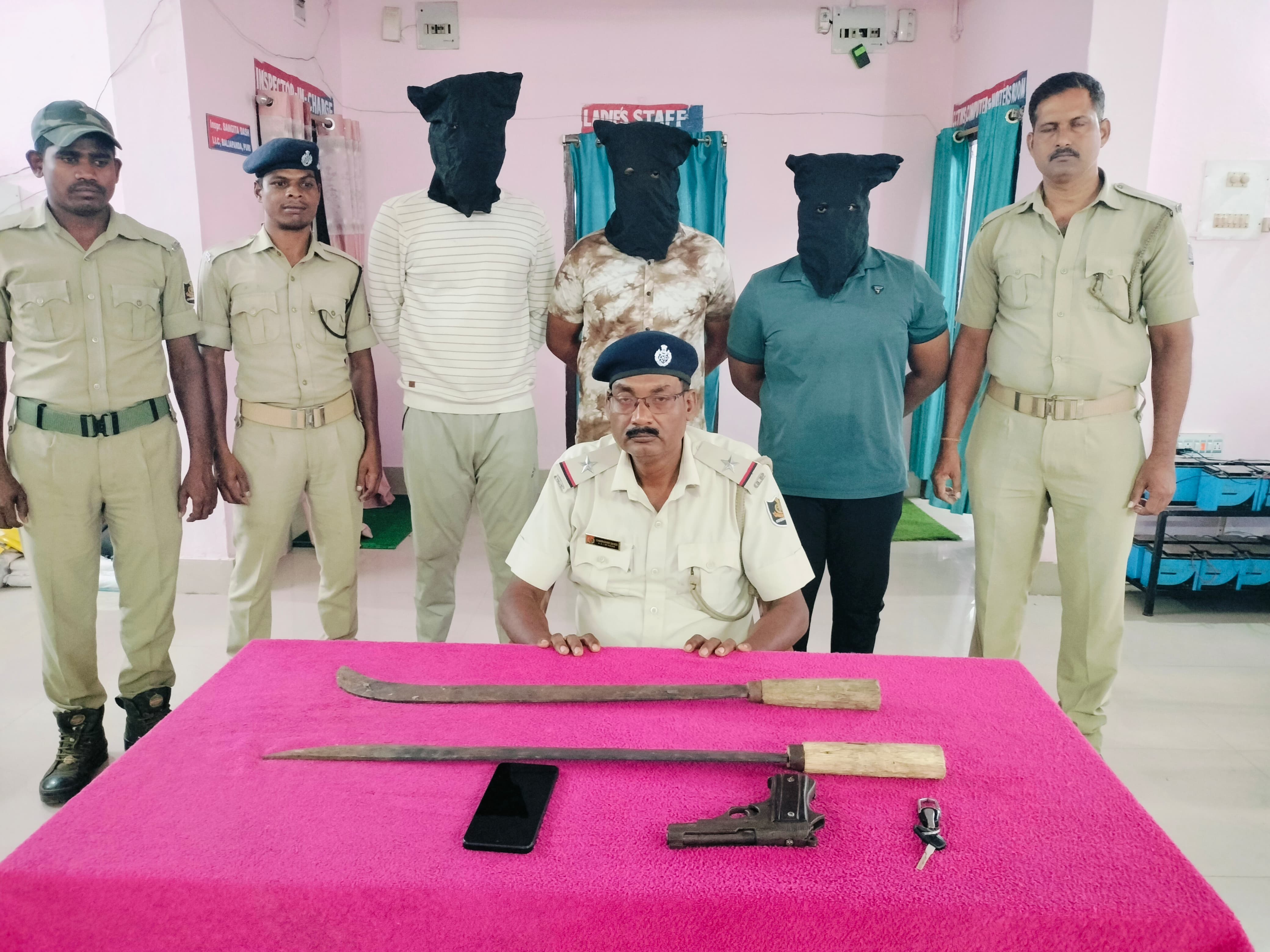 ଖଣ୍ଡା ବନ୍ଧୁକ ଧରି ଆତଙ୍କ ଚଲାଇଥିବା ଯୁବକଙ୍କୁ କାବୁକଲା ପୁରୀ ବଲିଆପଣ୍ଡା ଥାନା ପୋଲିସ l ୩ ଜଣ ଯୁବକଙ୍କୁ ପୋଲିସ ଗିରଫ କରି କୋର୍ଟ ଚାଲାଣ କରିଛି