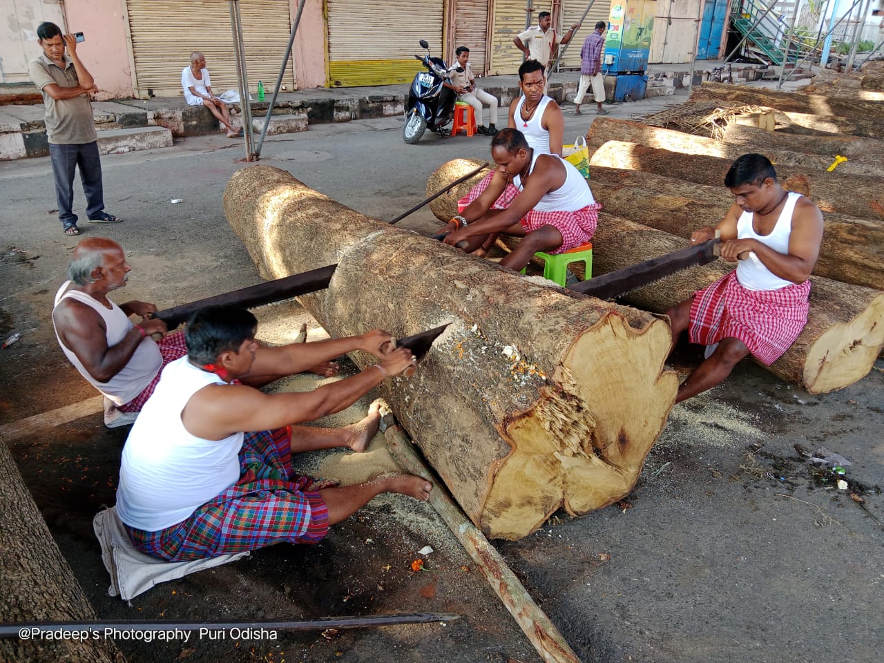 ପବିତ୍ର ଅକ୍ଷୟ ତୃତୀୟାରେ ବିଧି ପରମ୍ପରା ଅନୁଯାୟୀ ଶ୍ରୀକ୍ଷେତ୍ର ରଥ ନିର୍ମାଣ ଅନୁକୂଳ ହେବା ପରେ ଆଜି ସକାଳୁ ସକାଳୁ ରଥ କାମ ଆରମ୍ଭ ହୋଇଯାଇଛି ! 