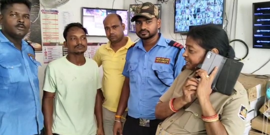 ଜିଲ୍ଲା ମୁଖ୍ୟ ଚିକିତ୍ସାଳୟରୁ ବାଇକ ଚୋରି କରୁଥିବା ଯୁବକକୁ କାବୁ କରି କୁମ୍ଭାରପଡା ଥାନା ଜିମା ଦେଲେ  ସୁରକ୍ଷାକର୍ମୀ