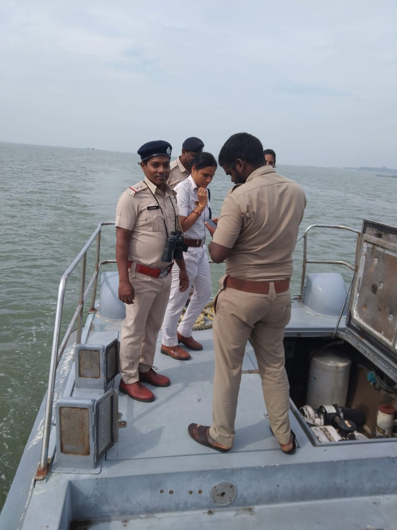 ସମ୍ଭାବ୍ୟ ଯୁଦ୍ଧକୁ ନେଇ ପ୍ରସ୍ତୁତି: ଉପକୂଳରେ ପାଟ୍ରୋଲିଂ କଡ଼ାକଡ଼ି,  ହାଇଆଲର୍ଟ   ସମୁଦ୍ର ଭିତରେ ପୁଲିସର ନୌକା ପାଟ୍ରୋଲିଂ