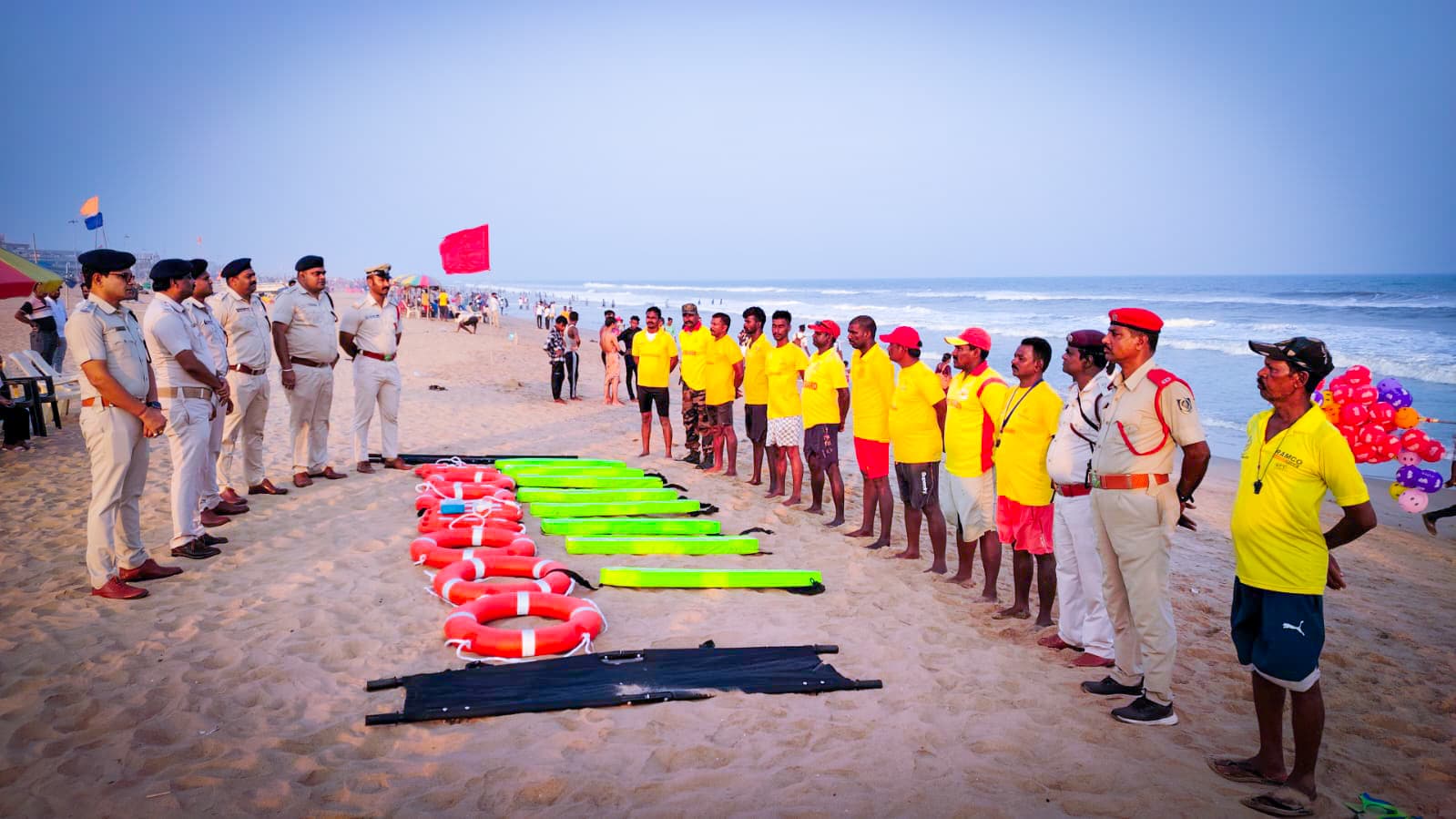 ପୋଲିସ ଦ୍ୱାରା ପୁରୀ ବିଚ୍‌ରେ ଲାଇଫଗାର୍ଡ ବ୍ରିଫିଂ ଅନୁଷ୍ଠିତ