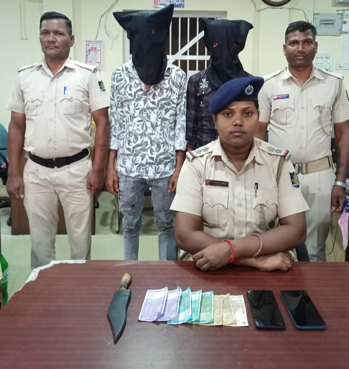 ଜାଡୁଆଣୀ ଲାଇବ୍ରେରୀ ଛକ ଠାରେ ଦାଦାବଟି ଆଦାୟ ଅଭିଯୋଗରେ ଟାଉନ ଥାନା ଦ୍ୱାରା ୨ ଗିରଫ ସହ କୋର୍ଟ ଚାଲାଣ l