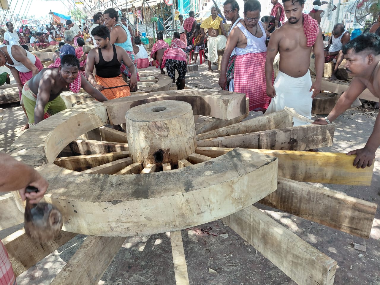 ପାଖେଇ ଆସୁଛି ମହାପ୍ରଭୁଙ୍କ ବିଶ୍ବ ପ୍ରସିଦ୍ଧ ଘୋଷଯାତ୍ରା , ଆଗେଇ ଚାଲିଛି ରଥ ନିର୍ମାଣ କାର୍ଯ୍ୟ