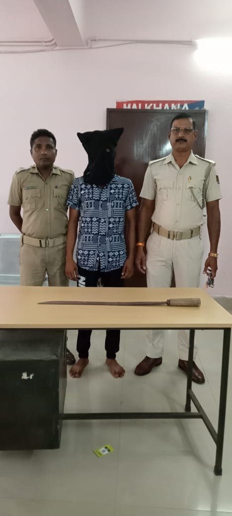 ଖଣ୍ଡାରେ ମରଣାନ୍ତକ ଆକ୍ରମଣ ଅଭିଯୋଗରେ ବଳିଆପଣ୍ଡା ଥାନା ଦ୍ୱାରା ଫେରାର ଅଭିଯୁକ୍ତ ଗିରଫ ସହ କୋର୍ଟ ଚାଲାଣ l ଅଭିଯୁକ୍ତ ଜଣକ ବଳିଆପଣ୍ଡା ବିଜୟନଗର ଗଜଲକ୍ଷ୍ମୀଲେନର ବେଙ୍ଗ 