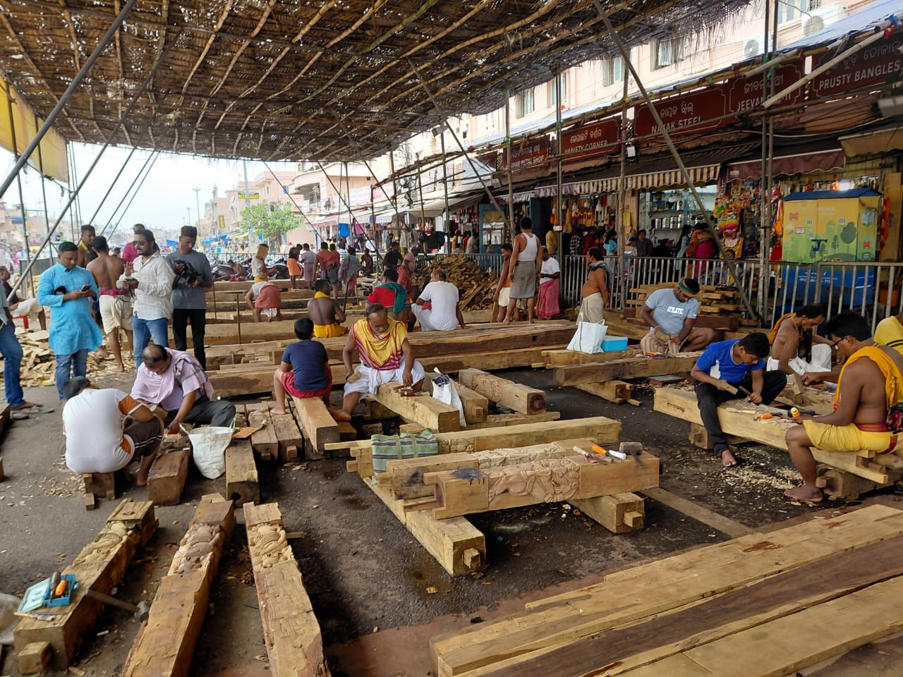 ଜୋରଦାର ଚାଲିଛି ରଥ ନିର୍ମାଣ କାମ, ଚକ ନିର୍ମାଣ ଶେଷ ପରେ ଆରମ୍ଭ ହୋଇଯାଇଛି ଅଖ ନିର୍ମାଣ