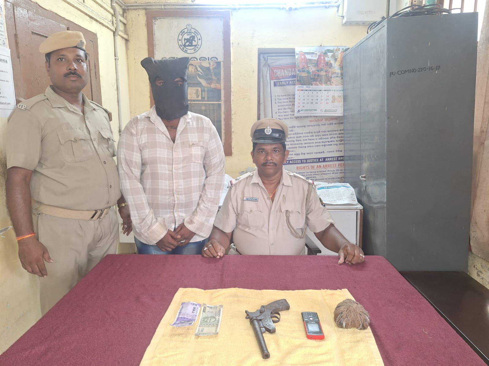 ଚନ୍ଦନପୁର ଥାନା ଦ୍ୱାରା ପିସ୍ତଲ ଓ ବୋମା ଜବତ, ଜଣେ ଗିରଫ ସହ କୋର୍ଟ ଚଲାଣ 