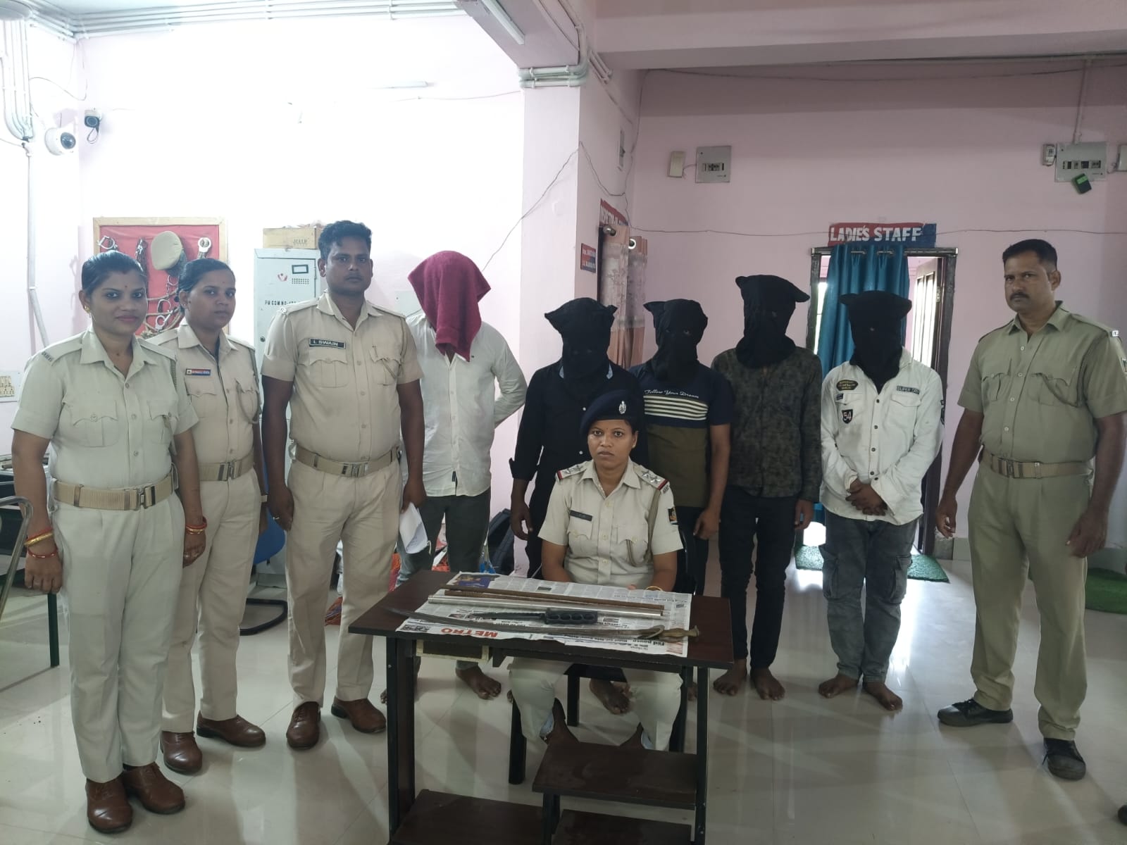 ଷ୍ଟ୍ରଲିଂ ଛକ ନିକଟରେ ଡକାୟତି ଯୋଜନା ଅଭିଯୋଗରେ ବଳିଆପଣ୍ଡା ଥାନା ଦ୍ୱାରା 5ଗିରଫ 