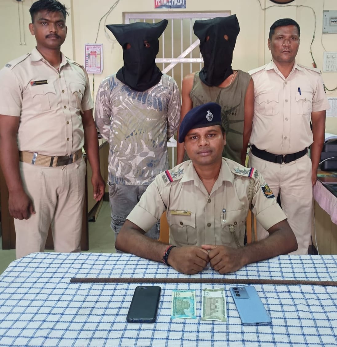 ମରଚିକୋଟ ଛକ ନିକଟରେ ଦାଦାବଟି ଆଦାୟ ଅଭିଯୋଗରେ ଟାଉନ ଥାନା ଦ୍ୱାରା ୨ ଗିରଫ 