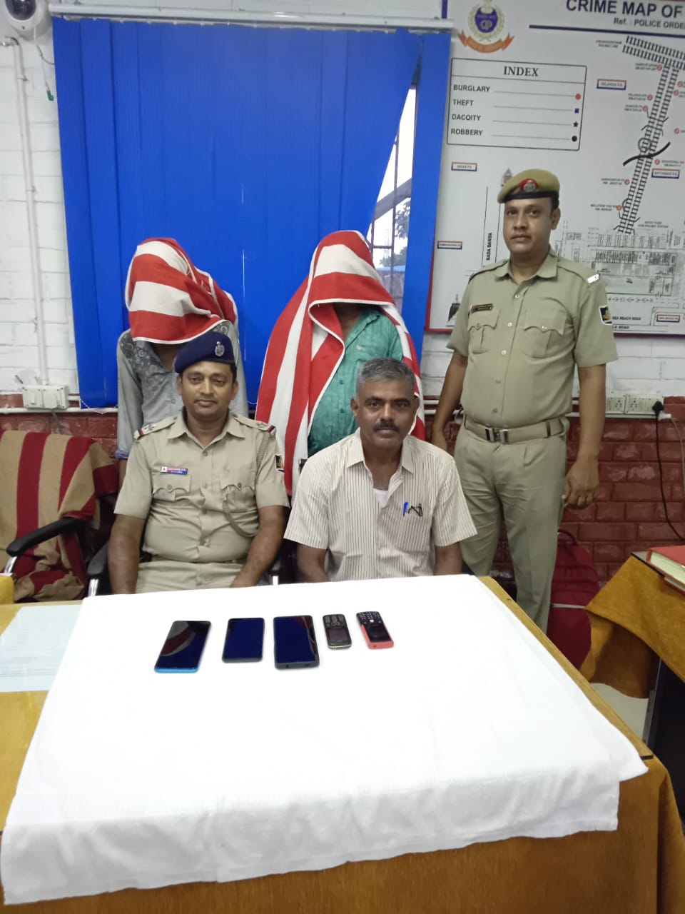 ରେଳଷ୍ଟେସନରେ ଟ୍ରେନରୁ ଯାତ୍ରୀଙ୍କ ନିକଟରୁ ମୋବାଇଲ ଲୁଟ  ଅଭିଯୋଗରେ ଜିଆରପି ଦ୍ୱାରା ୨ ଗିରଫ 