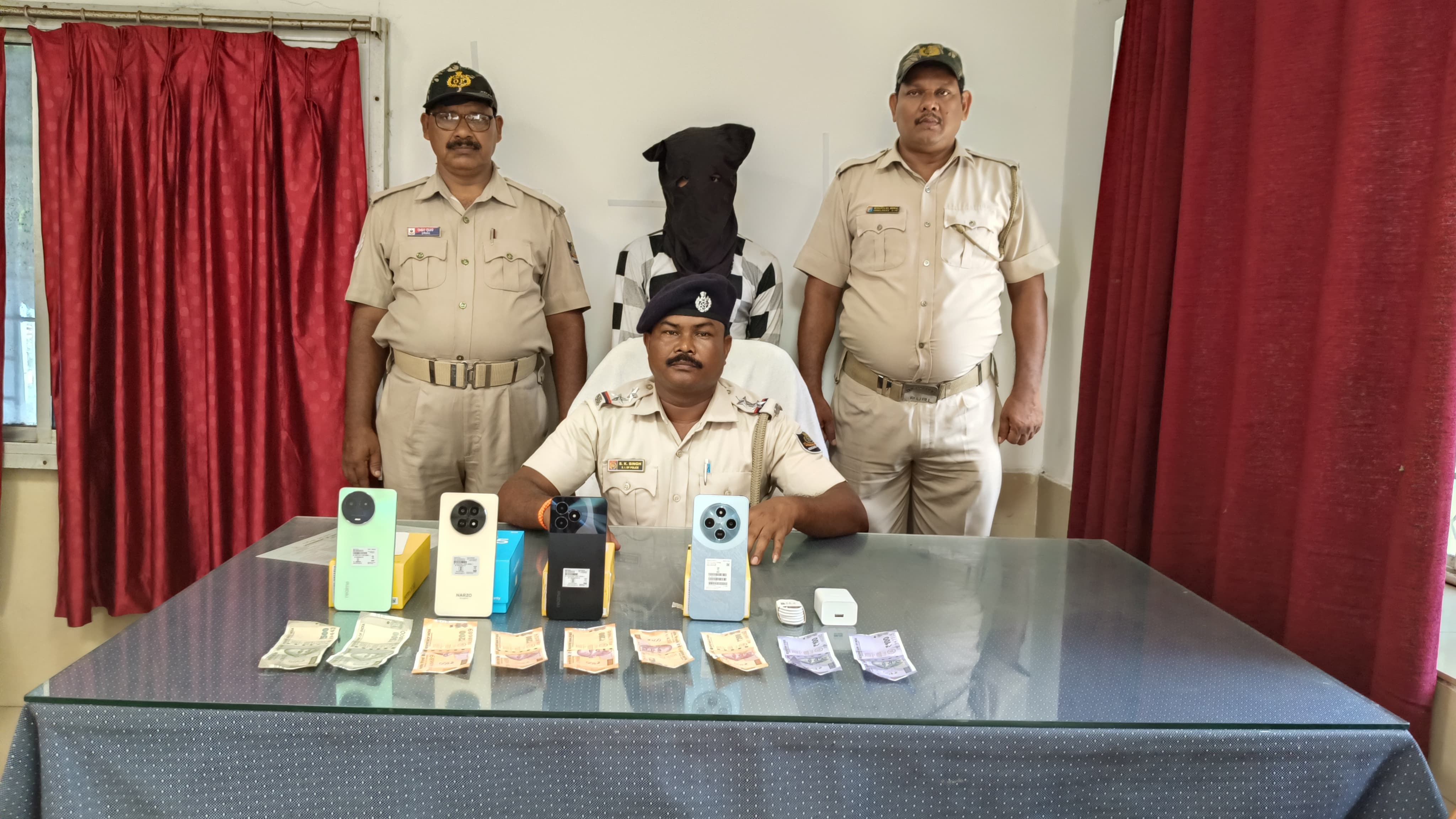 ଦୋକାନ ଘର ଭାଙ୍ଗି ମୋବାଇଲ ଓ ଟଙ୍କା ଚୋରି ଅଭିଯୋଗରେ ସମୁଦ୍ରକୂଳ ଥାନା ଦ୍ୱାରା ଜଣେ ଗିରଫ