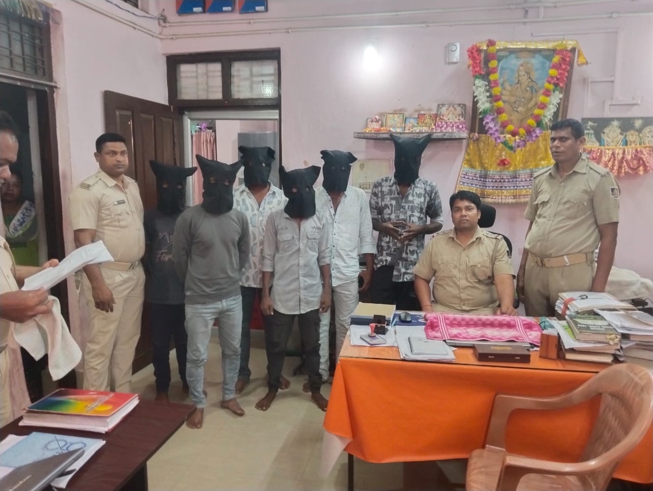 ନବକଳେବର ରୋଡ ସ୍ଥିତ ଘରୋଇ ହସ୍ପିଟାଲ ପଛପଟେ  ଡକାୟତି ଯୋଜନା ଅଭିଯୋଗରେ କୁମ୍ଭାରପଡା ଥାନା ଦ୍ୱାରା 6ଗିରଫ