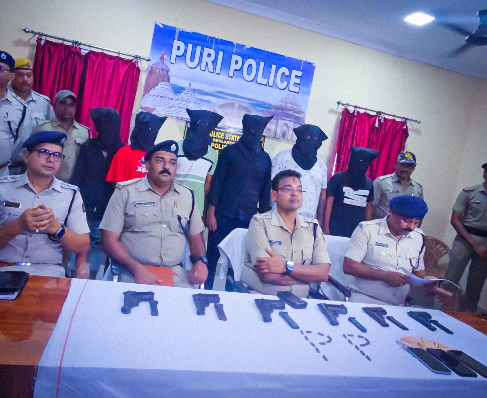 ପୋଲିସ ହାତରେ ୬ ବନ୍ଧୁକ, ୨୦ ଜୀବନ୍ତ ଗୁଳି ସହ 6 ଅପରାଧୀ