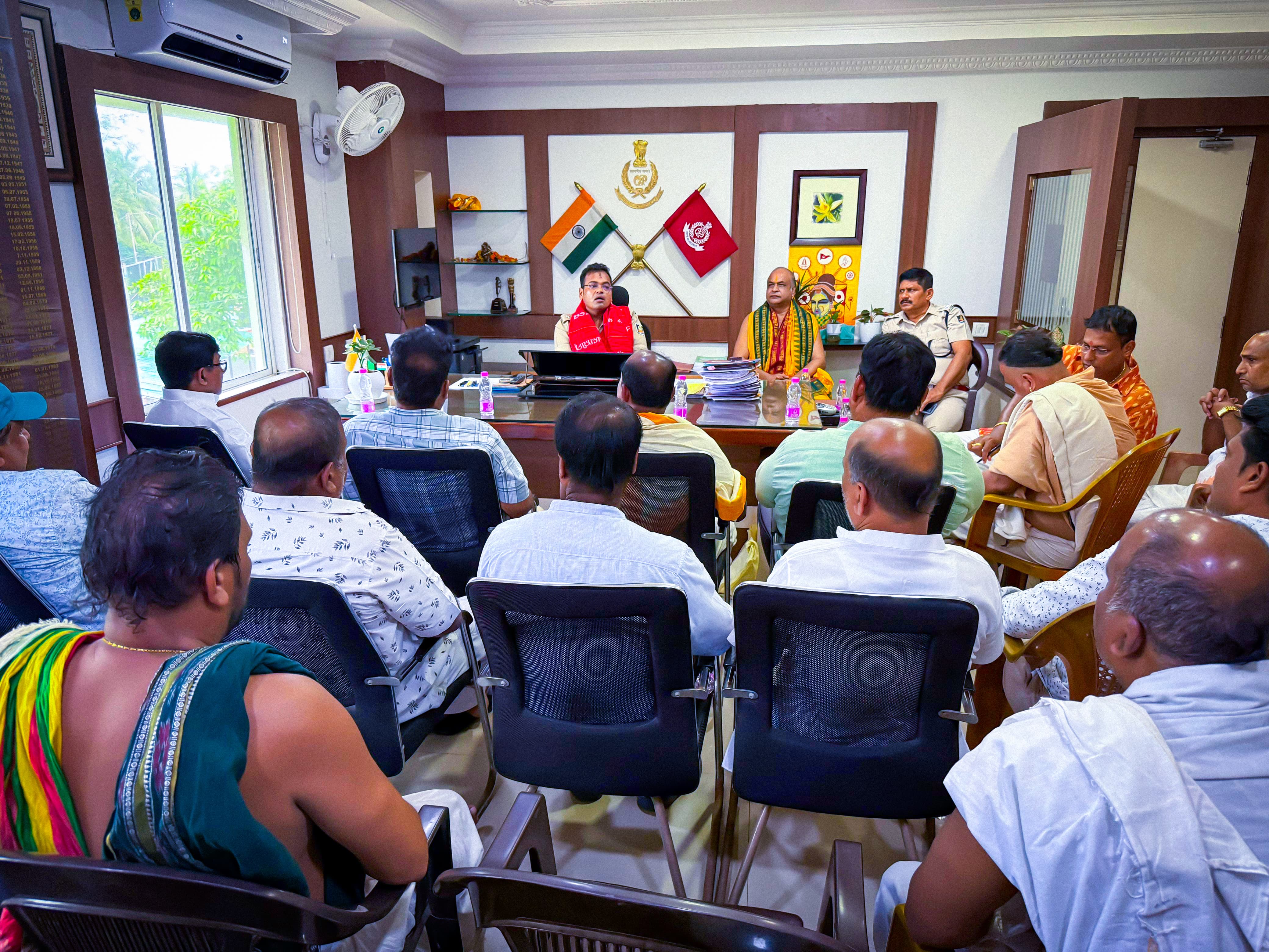  ଦେବ ସ୍ନାନ ପୂର୍ଣ୍ଣିମା।  ନେଇ   ଏସପିଙ୍କ କାର୍ଯ୍ୟାଳୟରେ ଛତିଶା ନିଯୋଗ ସହ ବୈଠକ କରିଛନ୍ତି ଏସପି ବିନୀତ ଅଗ୍ରୱାଲ