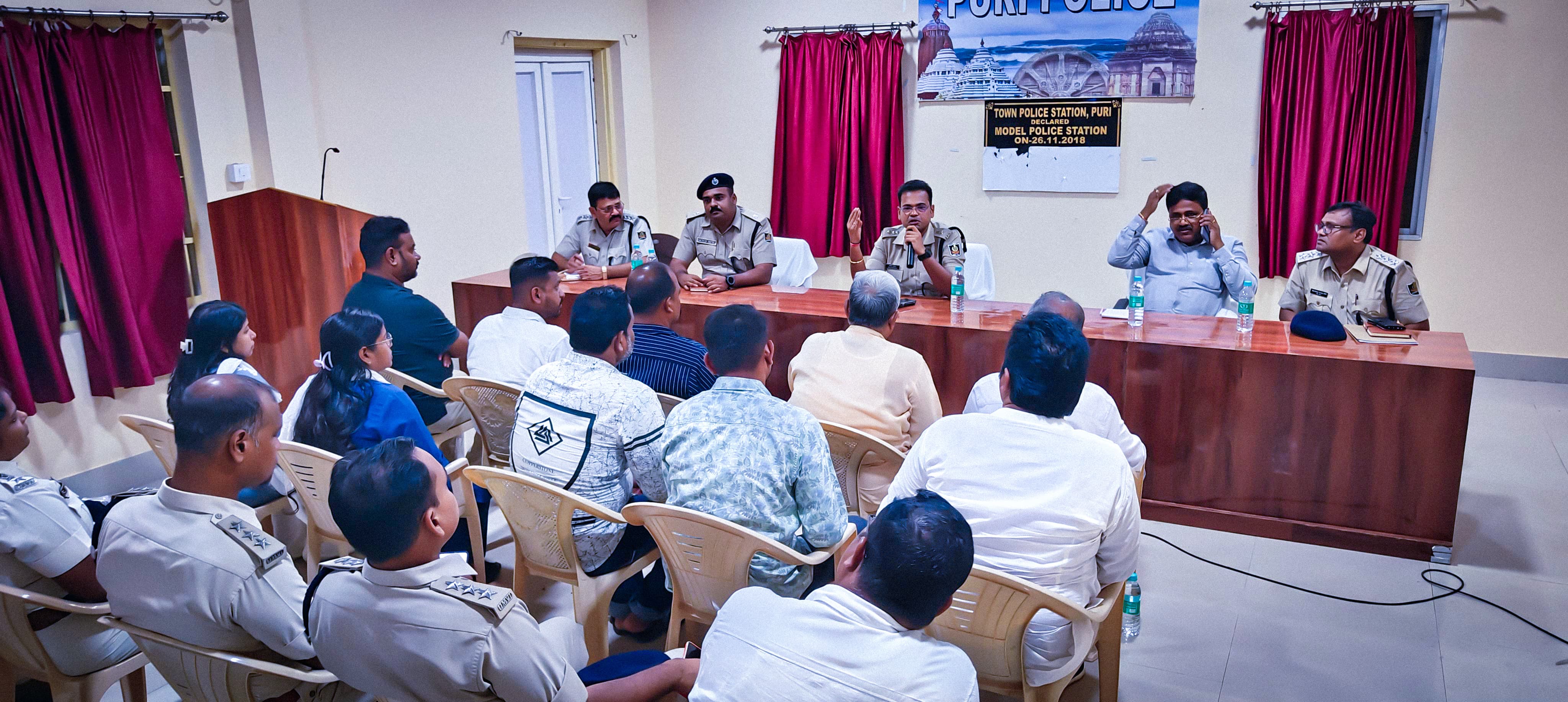 ପବିତ୍ର ଘୋଷଯାତ୍ରା ପାଇଁ ଆରକ୍ଷୀ ଅଧିକ୍ଷକ ଶ୍ରୀ ବିନିତ ଅଗ୍ରୱାଲ ଅଧକ୍ଷତା ରେ ବସ୍ ସଙ୍ଘ ଓ ଅଟୋ ସଙ୍ଘ ସହ ଆଲୋଚନା