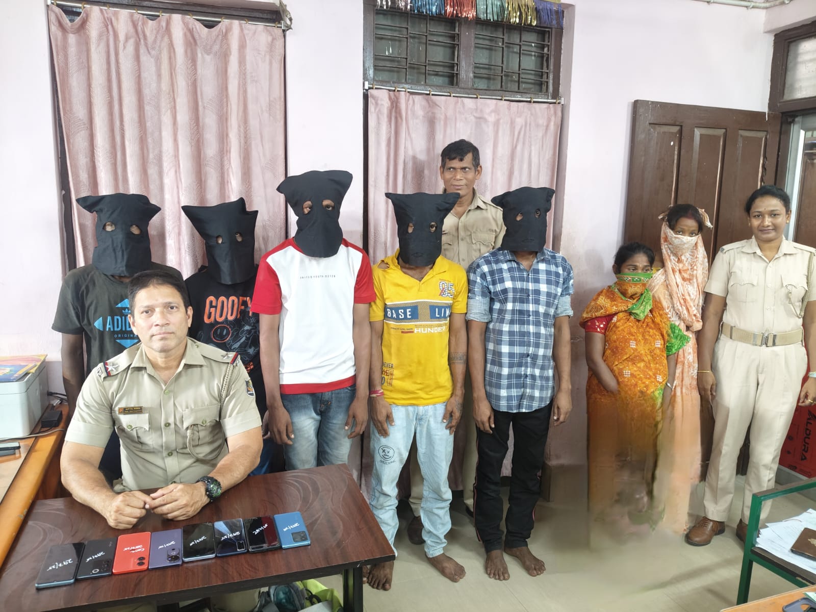 ଶ୍ରୀଗୁଣ୍ଡିଚା ମନ୍ଦିର ନାକଚଣା ଦ୍ୱାରା ନିକଟରେ ମୋବାଇଲ ଲୁଟ ଅଭିଯୋଗରେ କୁମ୍ଭାରପଡା ଥାନା ଦ୍ୱାରା ୨ ମହିଳା ଲୁଟେରା ସହ 7ଜଣଙ୍କୁ ଗିରଫ