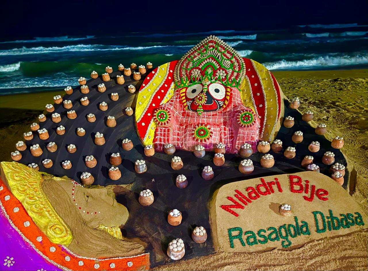 ରସଗୋଲା ଦିବସର ଶୁଭେଚ୍ଛା ଦେଲେ ସୁଦର୍ଶନ, ବାଲୁକାରେ ଗଢିଲେ ରସଗୋଲା ଭରା 100ଟି କୁଡୁଆ