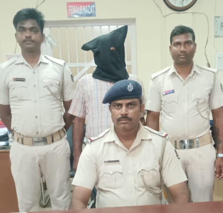 ହତ୍ୟା ମାମଲାରେ ଫେରାର ଥିବା ଅଭିଯୁକ୍ତ ଟାଉନ ଥାନା ଦ୍ୱାରା ଗିରଫ ସହ କୋର୍ଟ ଚାଲାଣ l 