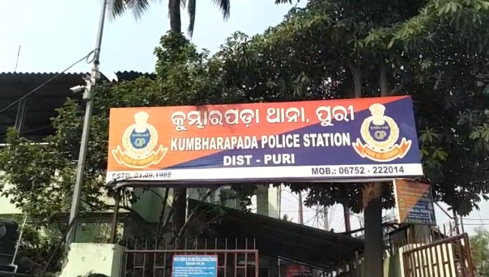 ଘୋଡା ବଜାରରେ ମରଣାନ୍ତକ ଆକ୍ରମଣ କରିବା ଅଭିଯୋଗରେ କୁମ୍ଭାରପଡା ଥାନା ଦ୍ୱାରା ଜଣେ ଗିରଫ ସହ କୋର୍ଟ ଚାଲାଣ l 