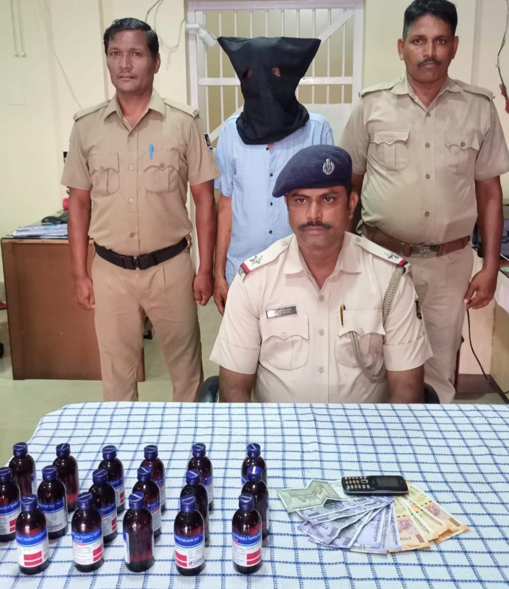  ଟାଉନ ଥାନା ଦ୍ୱାରା ଗିରଫ 18ଟି ଏସକଫ ସିରଫ ବୋତଲ, 2200ଟଙ୍କା ଓ ମୋବାଇଲ ଜବତ କରାଯାଇଛି   