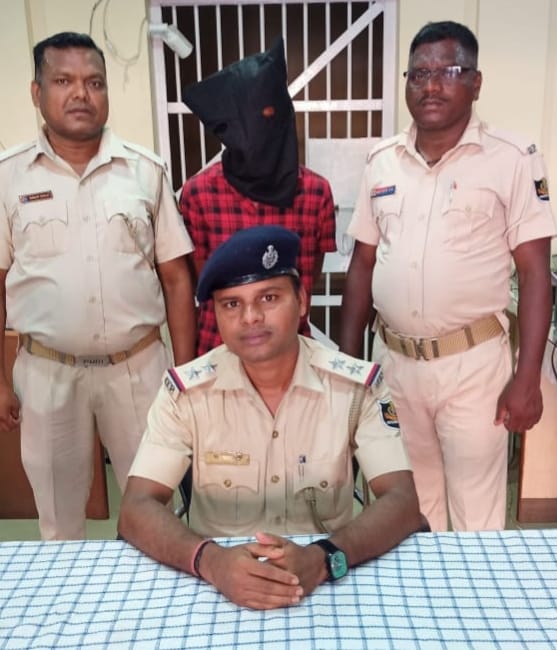 ଜମି ଖୁଣ୍ଟିଆ ଯାଗା କ୍ଲଵ ରୁମରୁ ଚୋରି ଅଭିଯୋଗରେ ଟାଉନ ଥାନା ଦ୍ୱାରା ଜଣେ ଗିରଫ 