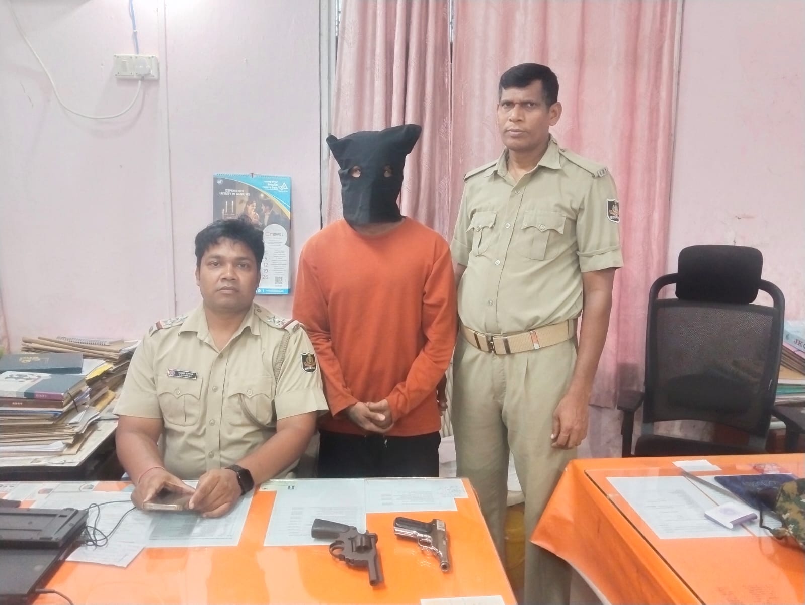 ରେଳଷ୍ଟେସନ ନିକଟ ଗରୁଡଛକ ଠାରୁ କୁମ୍ଭାରପଡା ଥାନା ଦ୍ୱାରା ବନ୍ଧୁକ ଓ ରିଭଲଭର ଜବତ, ଜଣେ ଗିରଫ l 