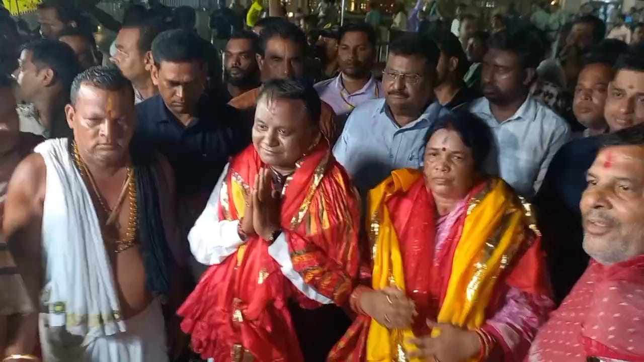 ମୁଖ୍ୟମନ୍ତ୍ରୀ ମୋହନ ଚରଣ ମାଝି ପୁରୀ ଗସ୍ତରେ ଆସି ଶ୍ରୀ ମନ୍ଦିର ରେ ମହାପ୍ରଭୁ ଙ୍କୁ ଦର୍ଶନ କରିଚନ୍ତି।