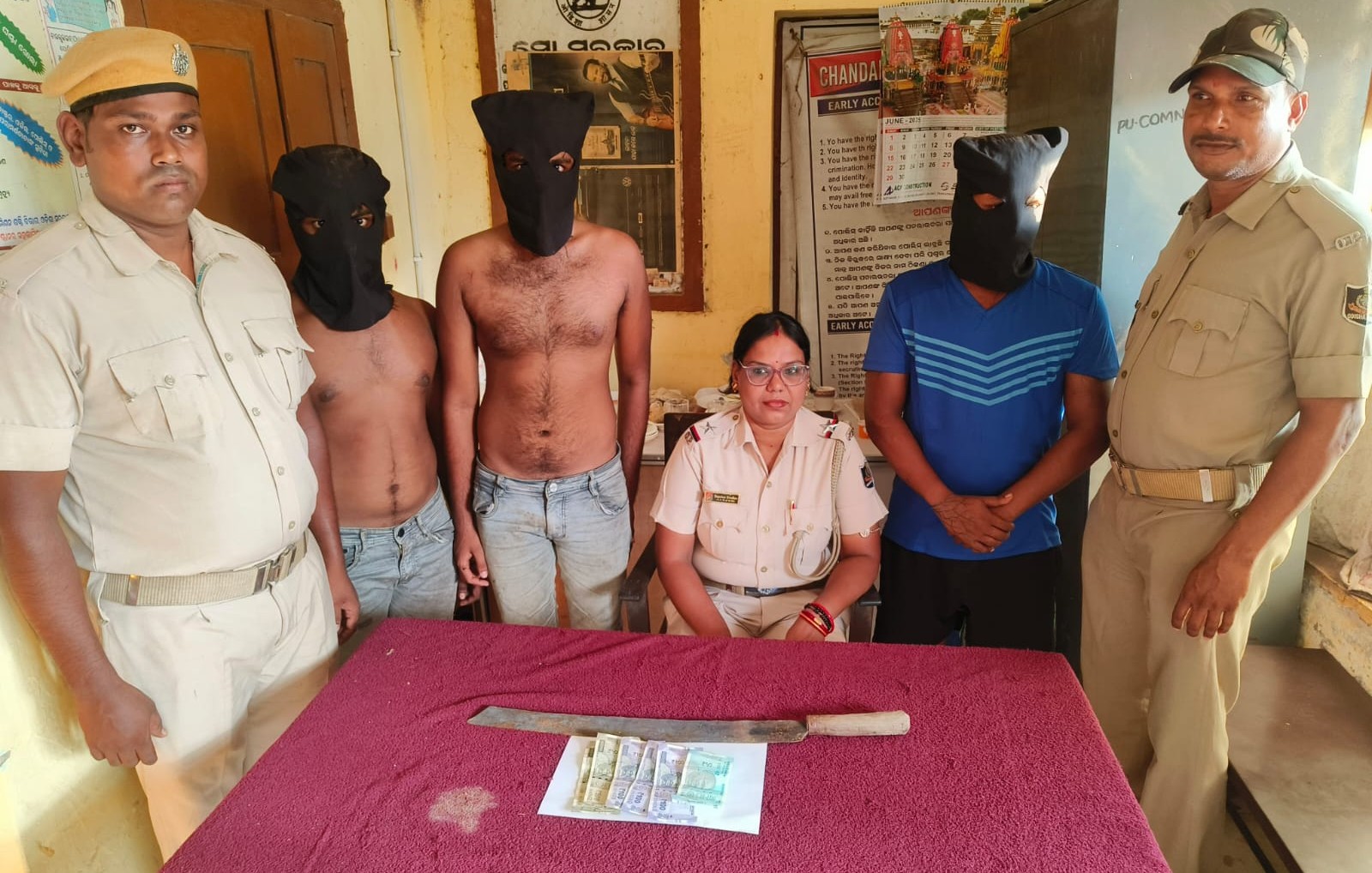 ଦାଦାବଟି ଆଦାୟ କରି ୩ଗିରଫ 