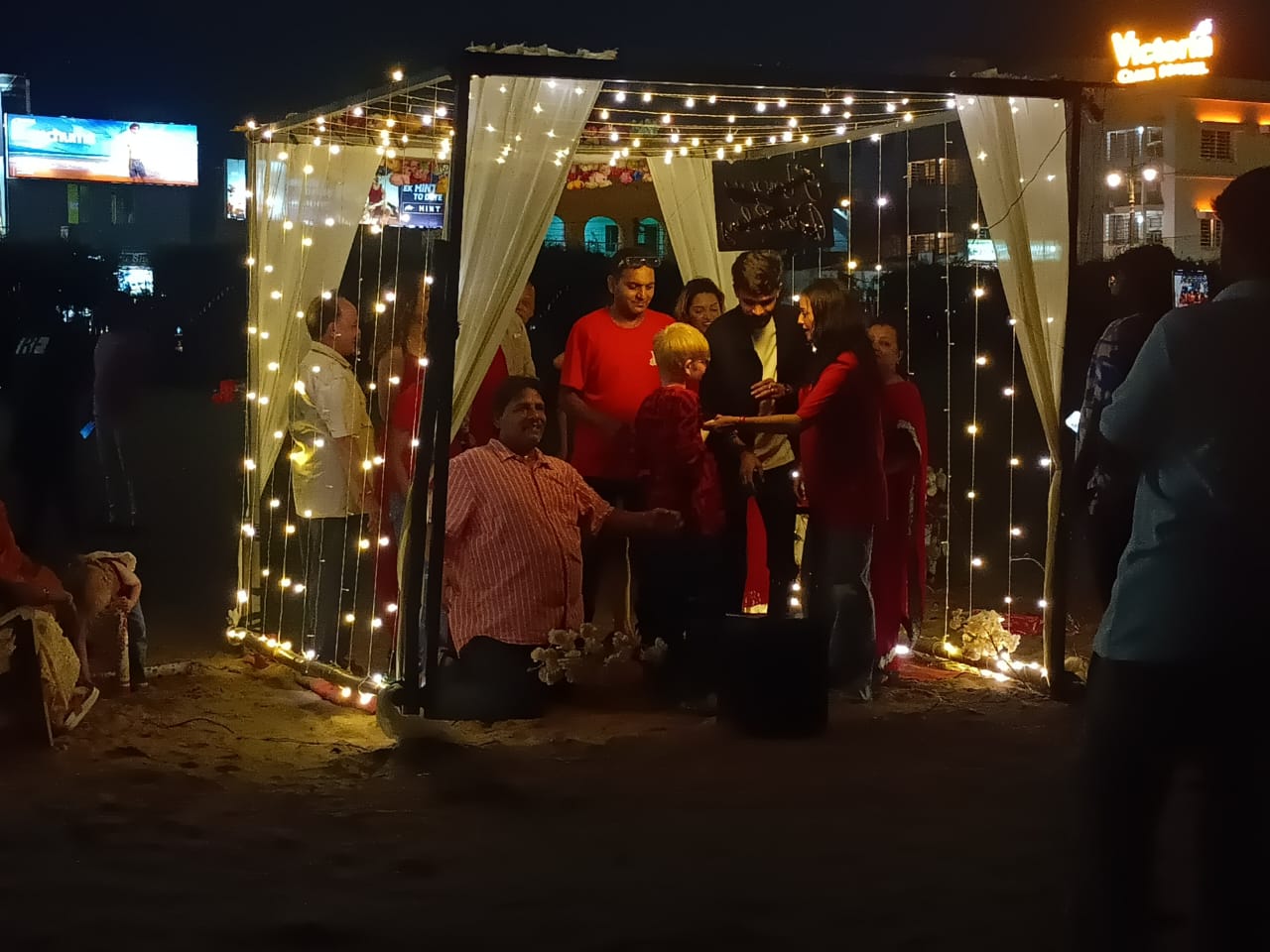 ବେଳାଭୂମିରେ ବାର୍ଥ ଡେ ପାର୍ଟି ।