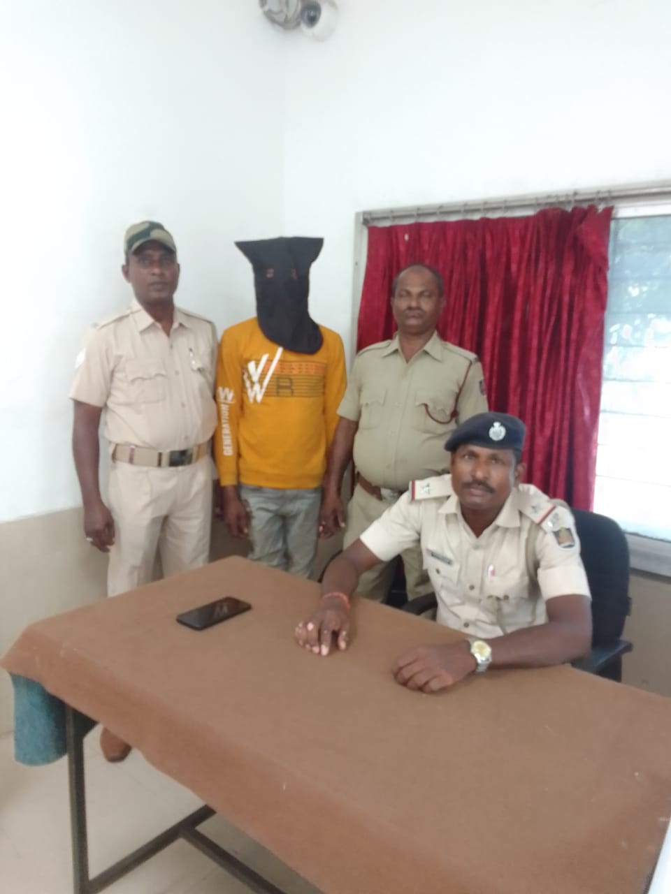 ନଡ଼ିଆ ଦୋକାନରୁ ମୋବାଇଲ ଚୋରି ଅଭିଯୋଗ, ଜଣେ ଗିରଫ