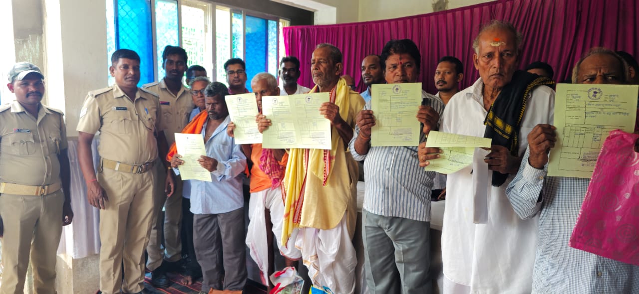 ଭୂମି ମାଲିକ ଙ୍କୁ ସତ୍ବଲିପି ପ୍ରଦାନ।