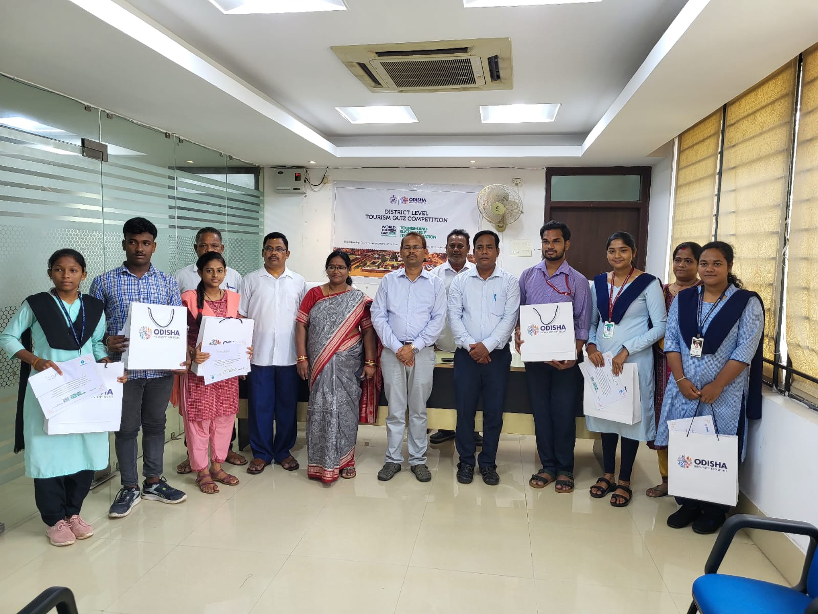 ବିଶ୍ବ ପର୍ଯ୍ୟଟନ ଦିବସ ଅବସରେ  କୃତି ପ୍ରତିଯୋଗୀ ଙ୍କୁ ପୁରସ୍କୃତ