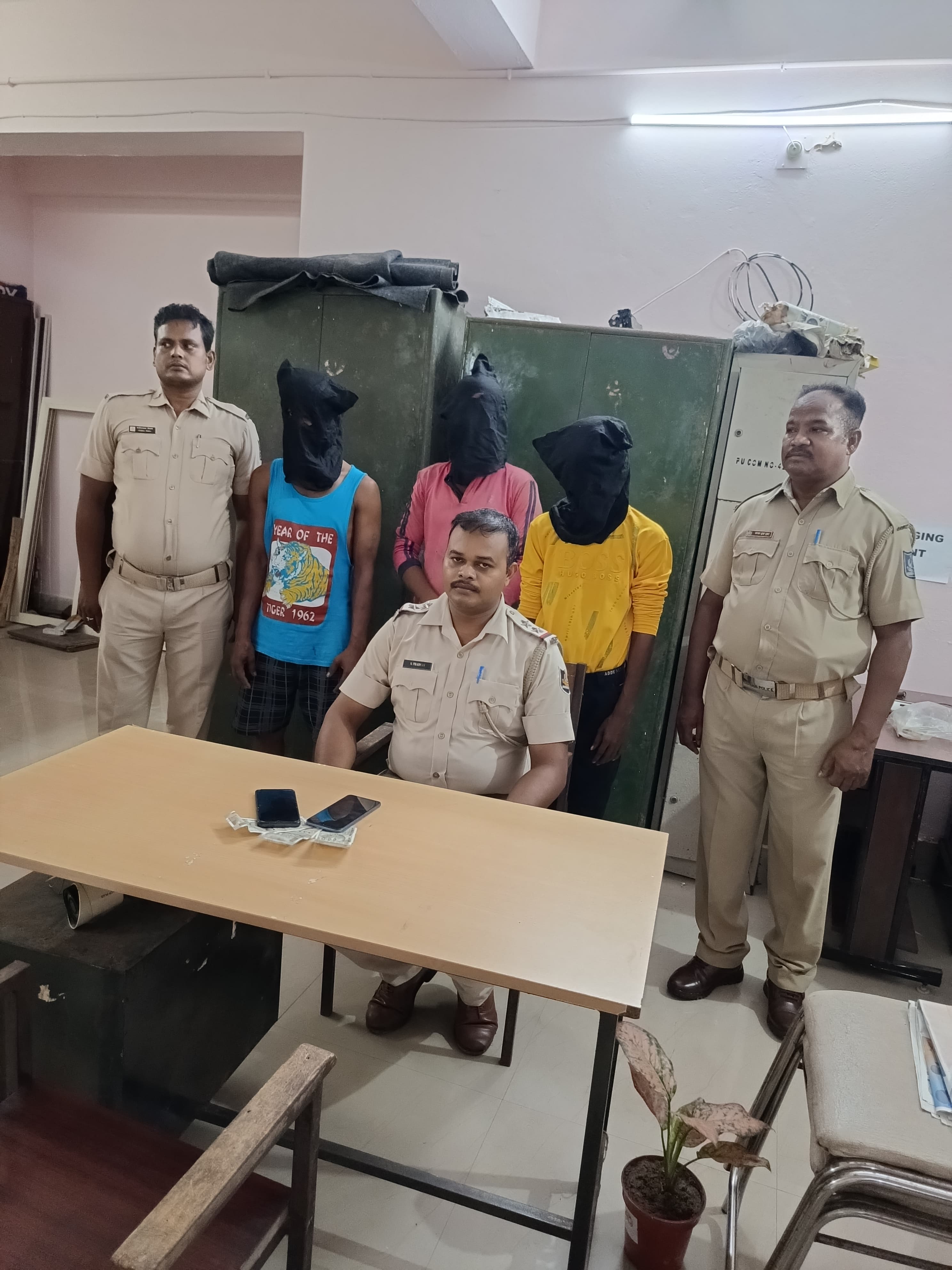 ଘରେ ପଶି ଚୋରି, ୩ଗିରଫ 