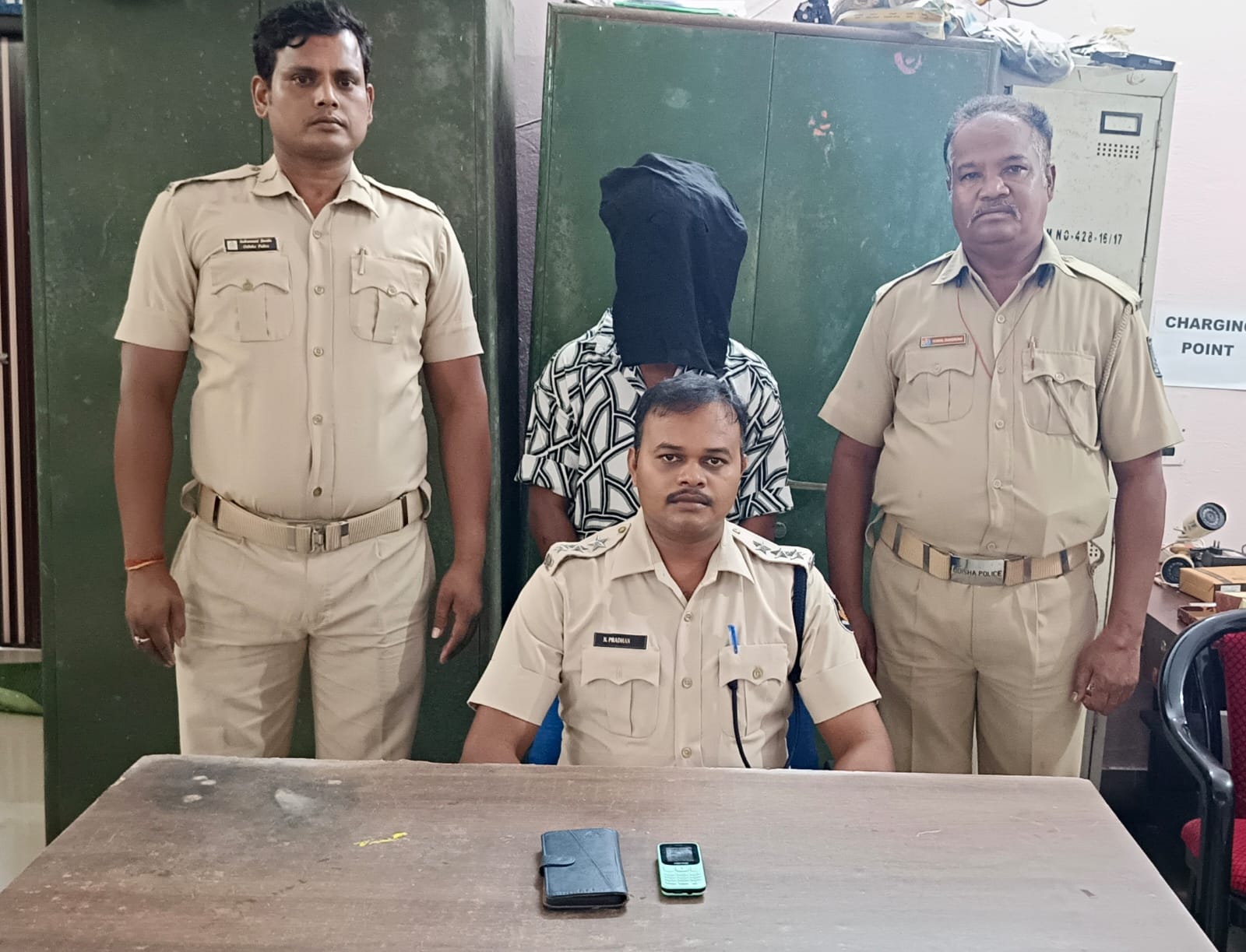 ମୋବାଇଲ ଫୋନ୍ ଚୋରି କରିନେବା ଅଭିଯୋଗରେ ବଳିଆପଣ୍ଡା ଥାନା ଗିରଫ କରିଛି।