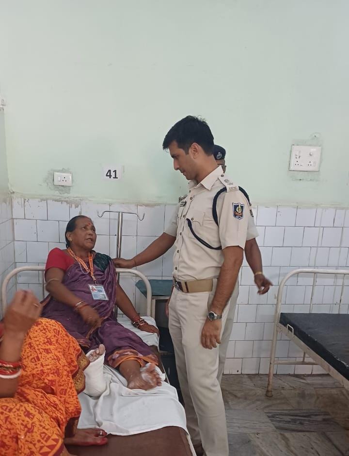 ଚିକିତ୍ସାଳୟରେ ଆହତ ହବିଷ୍ୟାଳୀଙ୍କୁ ସାକ୍ଷାତ କଲେ ଏସପି