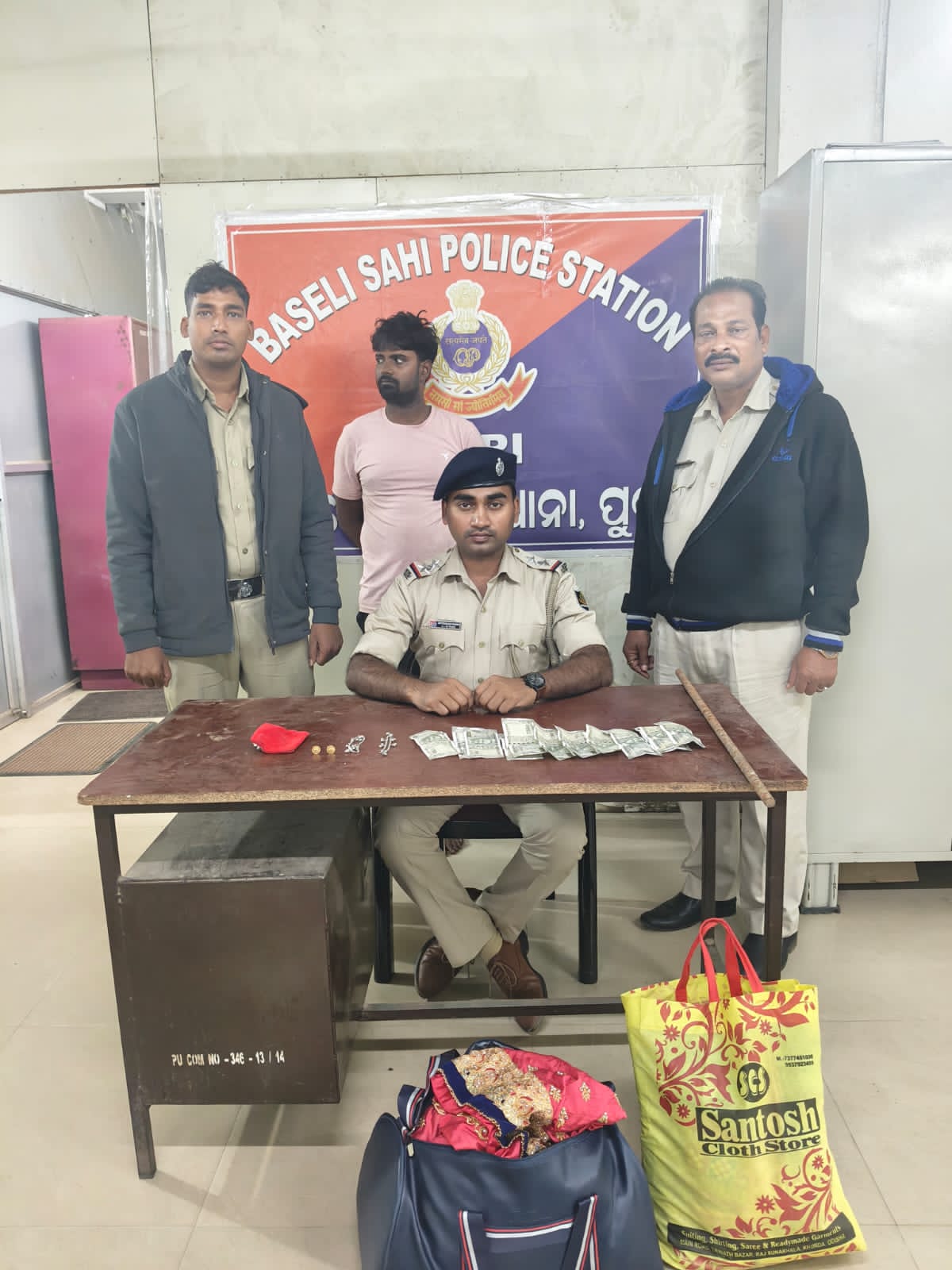   ଘରେ ପଶି ଟଙ୍କା ଓ ଅଳଙ୍କାର ଚୋରି କରିବା ଅଭିଯୋଗରେ  ପୁଲିସ ଯୁବକକୁ ଗିରଫ କରିଛି। 