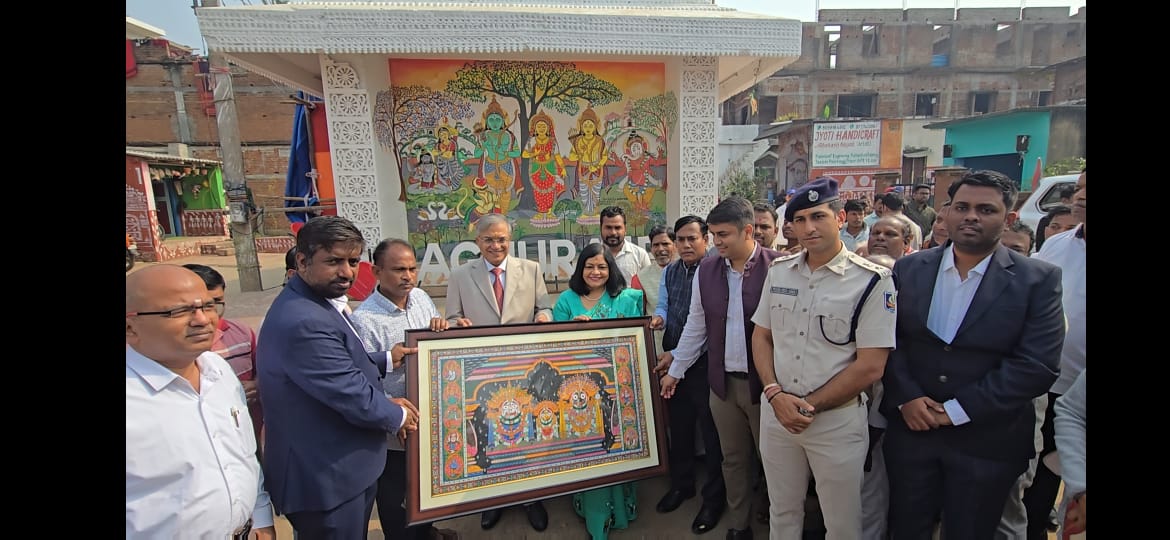 ଐତିହ୍ୟ ଗ୍ରାମ ରଘୁରାଜପୁର ଦେଖି ଅଭିଭୂତ ହେଲେ ନିର୍ବାଚନ କମିଶନର।