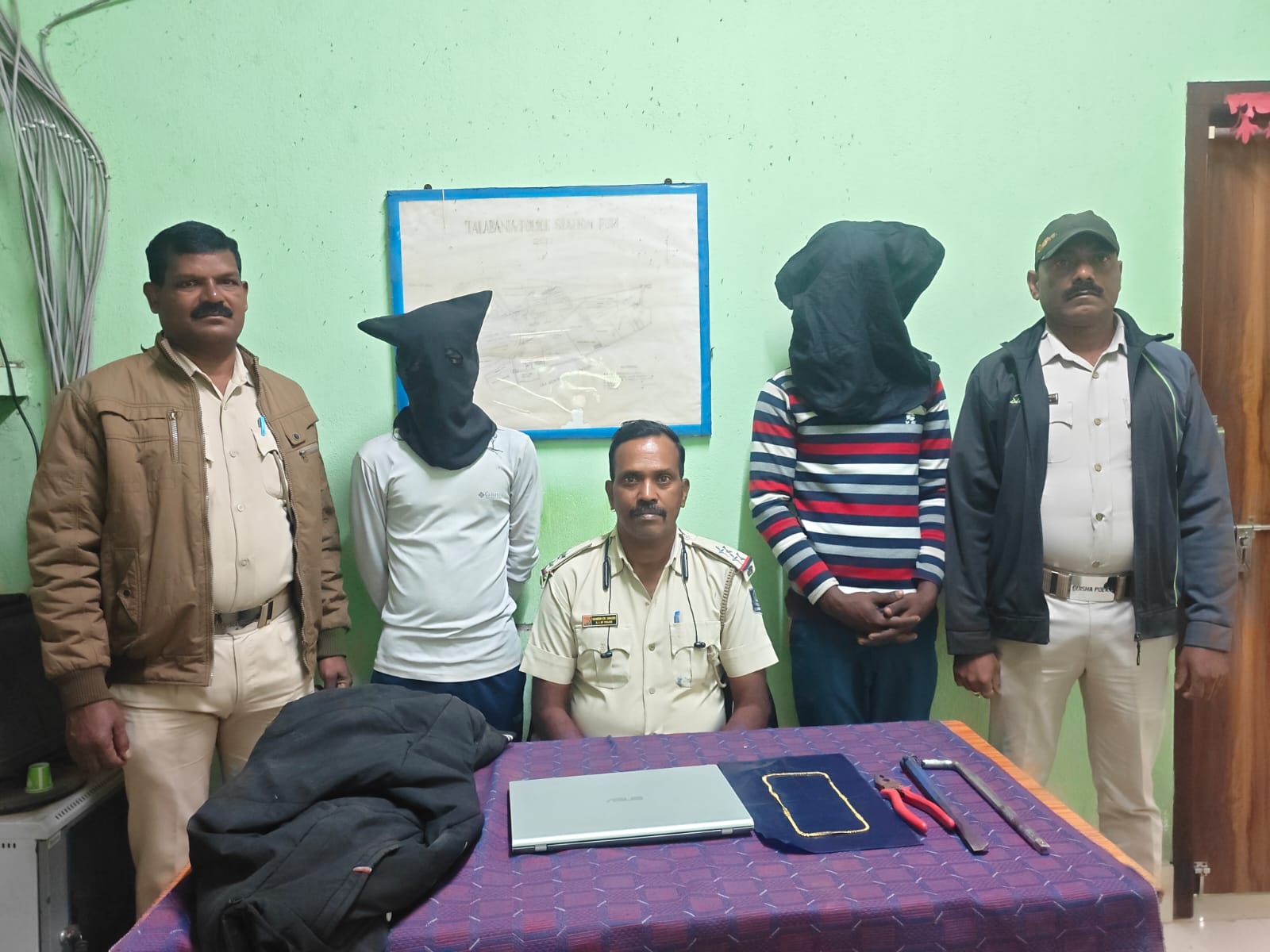 ଘରୁ ଟଙ୍କା ସହ ସୁନାଅଳଙ୍କାର ଚୋରି, ବେଙ୍ଗ ସହ କାଳିଆ ଗିରଫ 