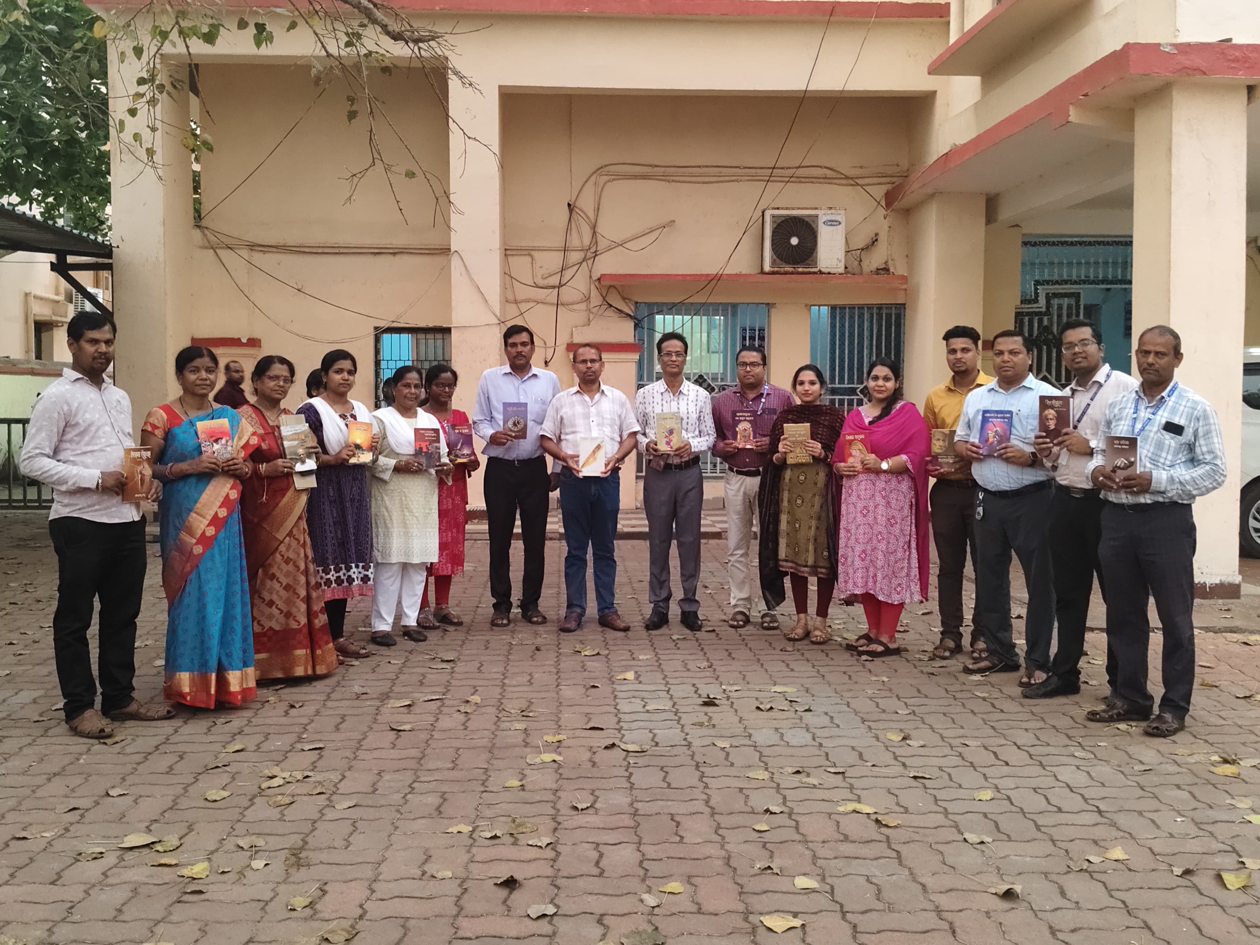 ଓଡ଼ିଆ ପକ୍ଷ ପାଳନର ନବମ ଦିବସରେ ଆଜି ଆସ ବହିଟିଏ କିଣିବା ଦିବସ ଅନୁଷ୍ଠିତ ହୋଇଥିଲା।