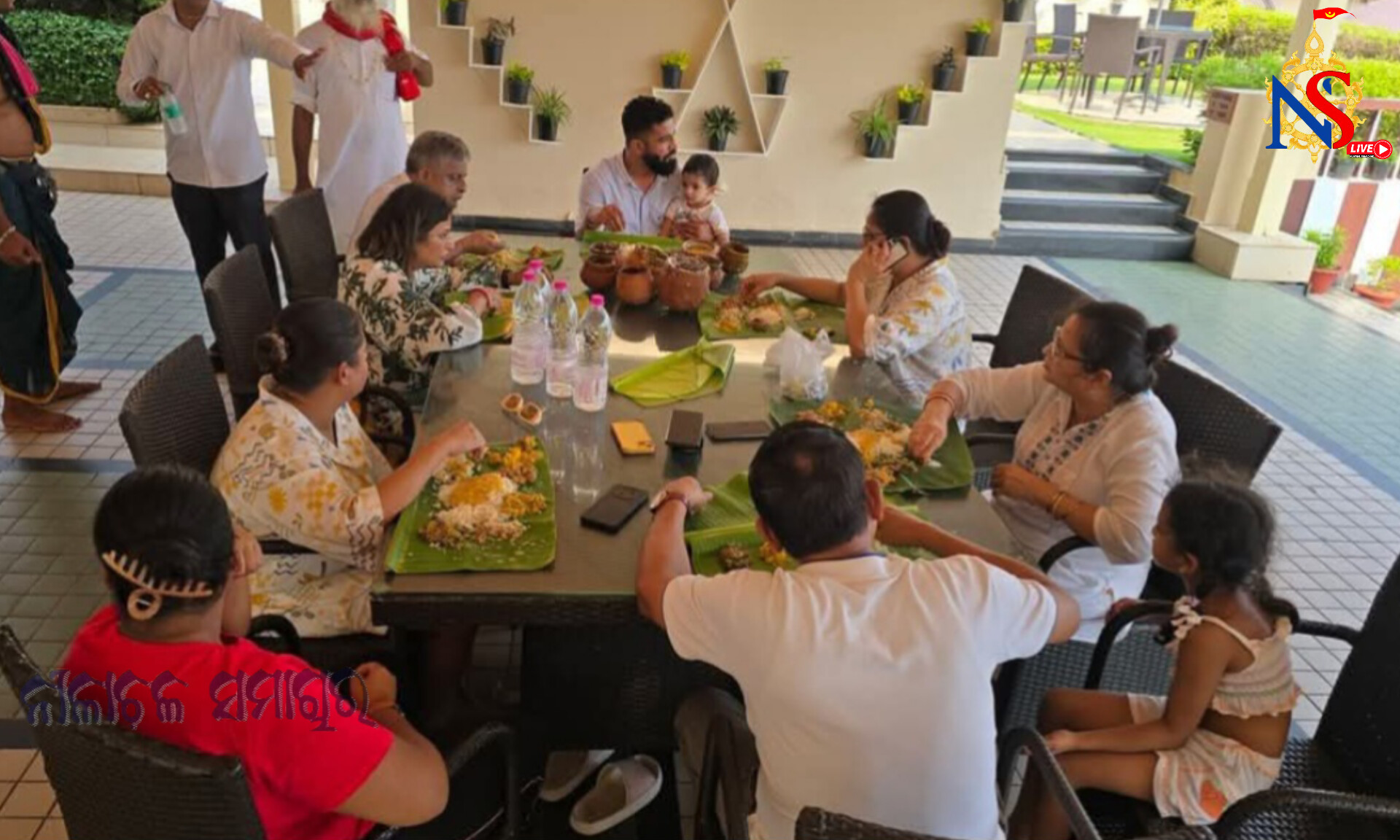 ଚପଲ ପିନ୍ଧି ସେବନ କରୁଛନ୍ତି ମହାପ୍ରସାଦ