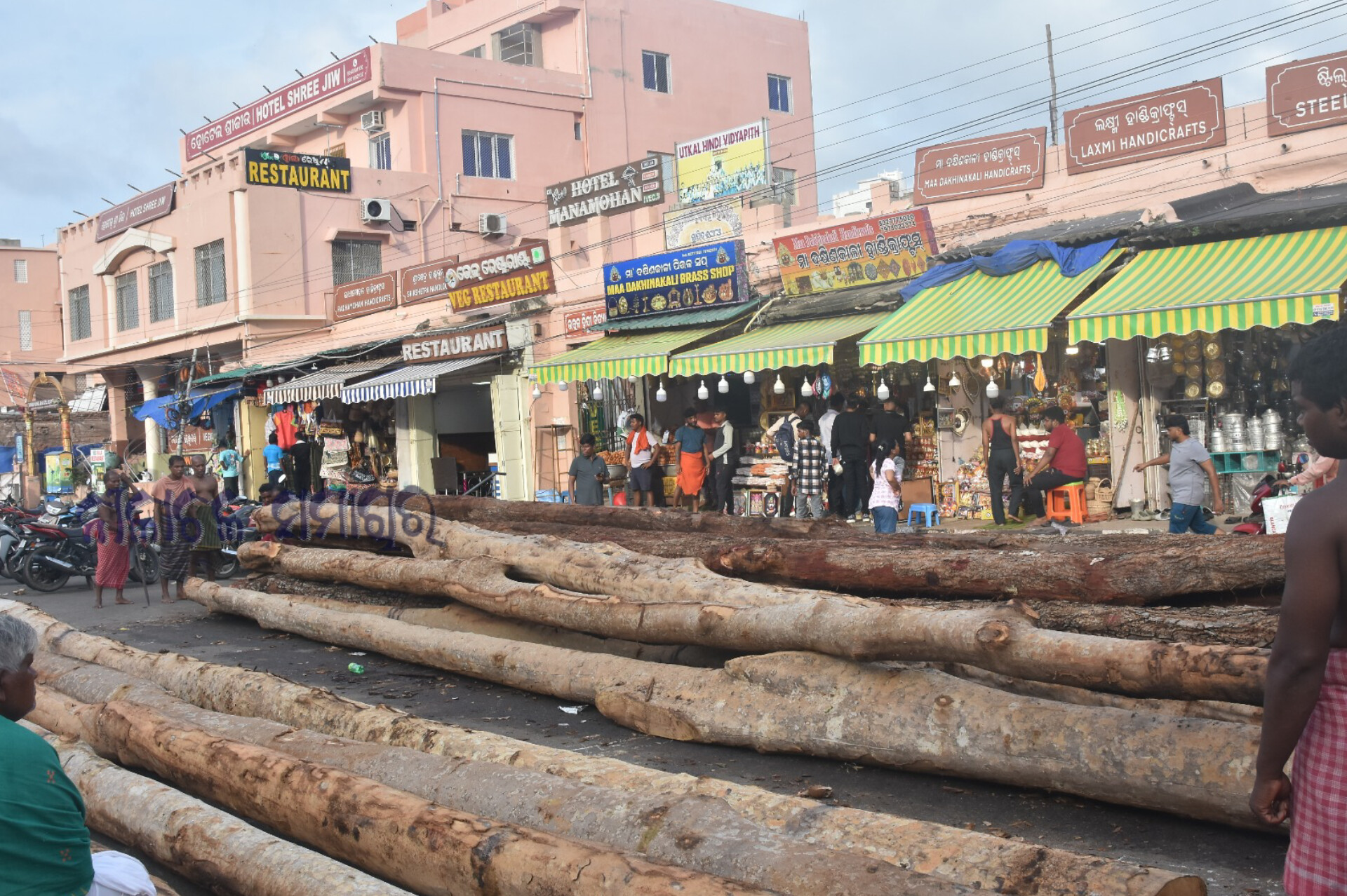 ରଥକାଠ ଅଭାବ ରୁ ବୌଦ୍ଧରୁ ଆସିଲା ୩୨ ଖଣ୍ଡ କାଠ; ହେଲେ ଅଖ ପାଇଁ ନୁହେଁ ଯଥେଷ୍ଟ