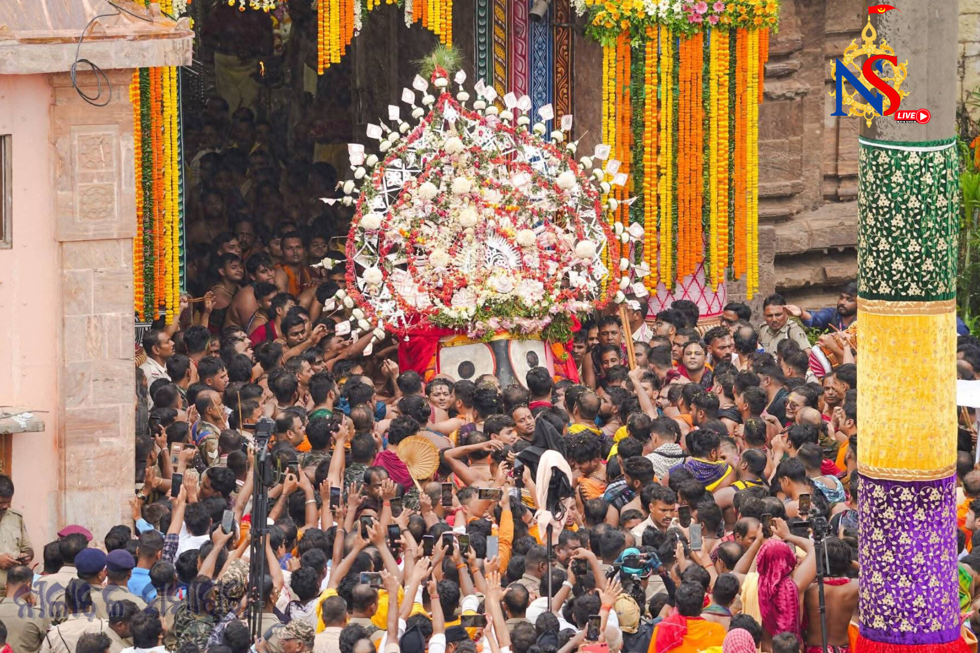 ଟାହିଆ ହଲାଇ ଧାଡ଼ି ପହଣ୍ଡିରେ ଝୁଲି ଝୁଲି ଆସିଲେ ମହାପ୍ରଭୁ 