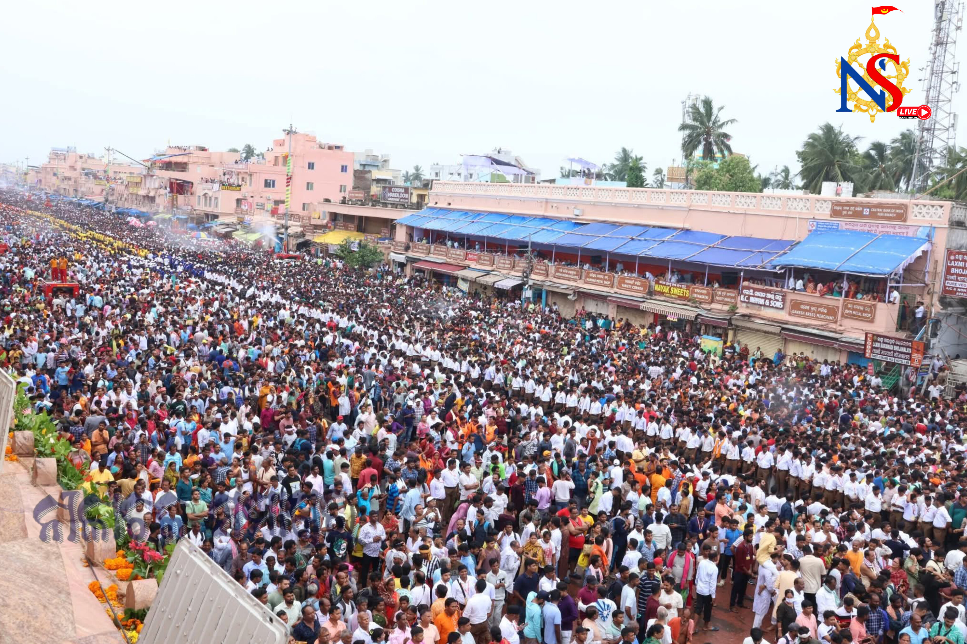 ଆମ୍ବୁଲାନ୍ସକୁ ସାଇଡ଼ ଦେଉଛି ମାନବ ଶୃଙ୍ଖଳ