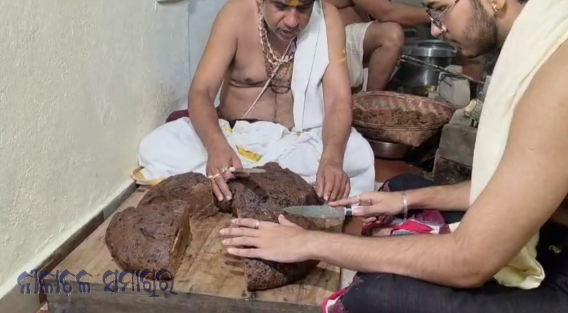 ବାହୁଡ଼ା ଯାତ୍ରାରେ ଶ୍ରୀମନ୍ଦିର ଫେରିବା ବେଳେ ମାଉସୀମା’ଙ୍କ ହାତରୁ ମହାପ୍ରଭୁ  ପୋଡ଼ପିଠା ଖାଇବେ। ଏହି ପରମ୍ପରା