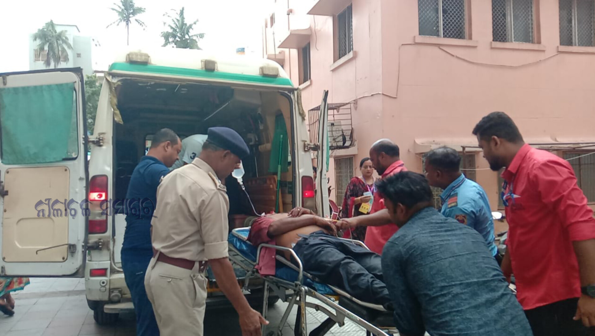 ସୁନାବେଶରେ ଅଘଟଣ।ରାଧାବଲ୍ଲଭ ମଠରୁ ଖସି ପଡେ ଜଣେ ଭକ୍ତ ଗୁରୁତର ଆହତ ହୋଇଛନ୍ତି ।