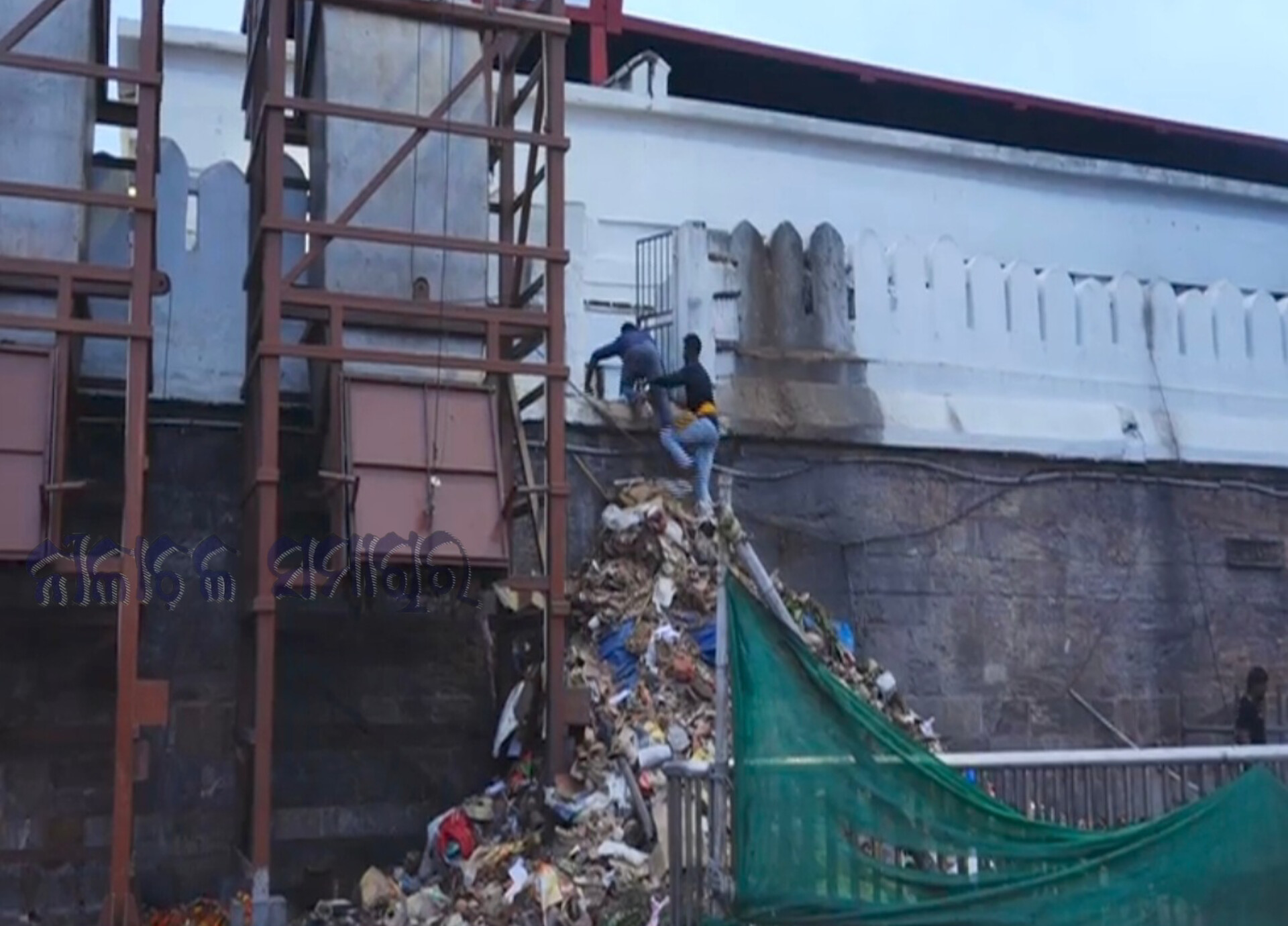 ଜଗନ୍ନାଥ ମନ୍ଦିର ମେଘନାଦ ପାଚେରୀ ଡେଇଁଲେ 4 ଯୁବକ, ଭିଡିଓ ଭାଇରାଲ