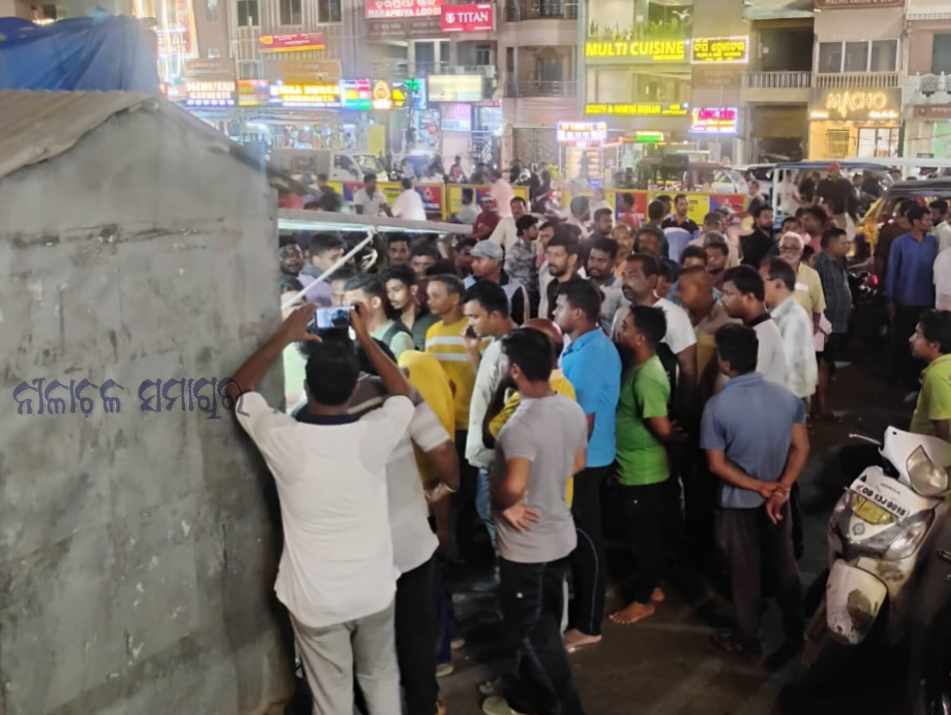 ଉଠା ଦୋକାନ ଉଚ୍ଛେଦ ବେଳେ  ଏନଫୋର୍ସମେଣ୍ଟ ସ୍କ୍ୱାଡ୍ ଗାଡ଼ି ଚକ ତଳେ ଶୋଇ ପଡିଲେ ଦୋକାନୀ